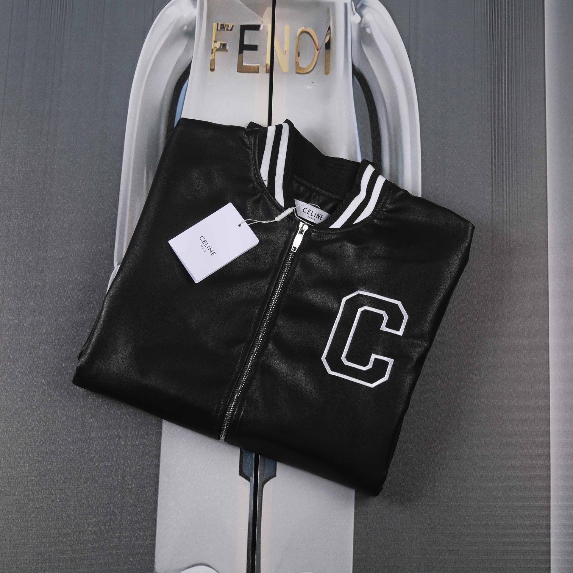 HAN CELINESELIN 2024 Fall Winter Collection: Classic Chain Leather Bag with Letter Embroidery. - 图片 3