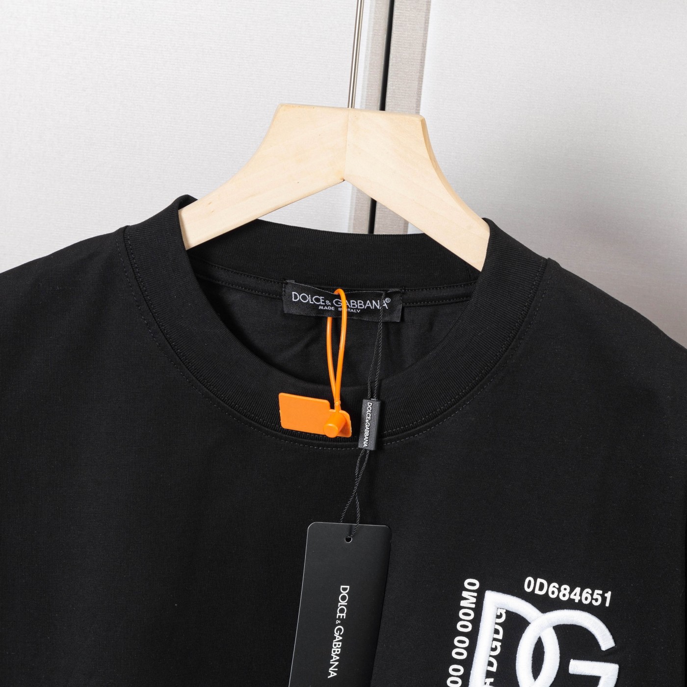 High-Quality Dugarbana Embroidered DG Short Sleeves in Black and White – P4402 - 图片 5