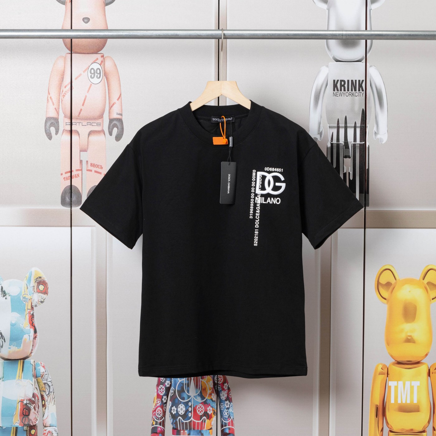 High-Quality Dugarbana Embroidered DG Short Sleeves in Black and White – P4402 - 图片 1