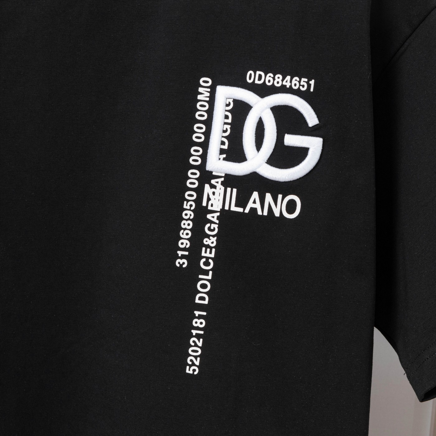 High-Quality Dugarbana Embroidered DG Short Sleeves in Black and White – P4402 - 图片 8