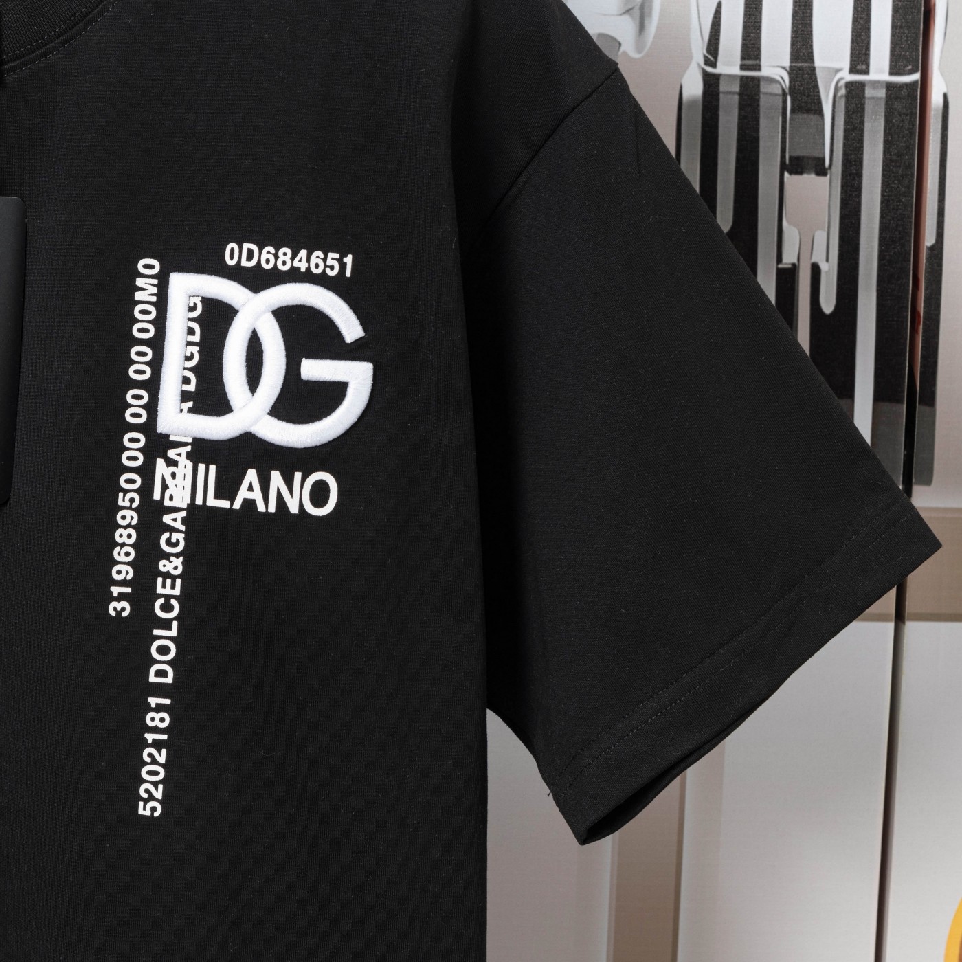 High-Quality Dugarbana Embroidered DG Short Sleeves in Black and White – P4402 - 图片 7