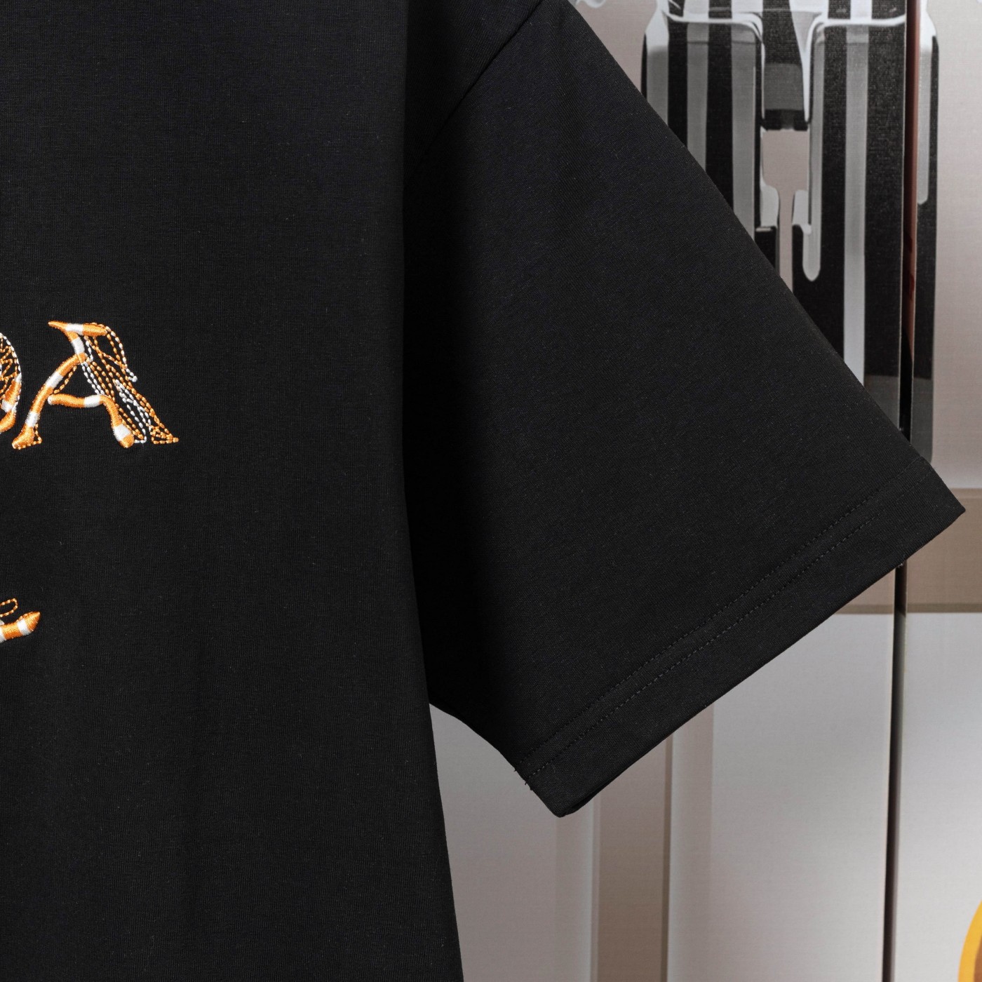 PRADA’s New Embroidered Short Sleeve Shirt: High-Quality Cotton with Unique Design - 图片 8