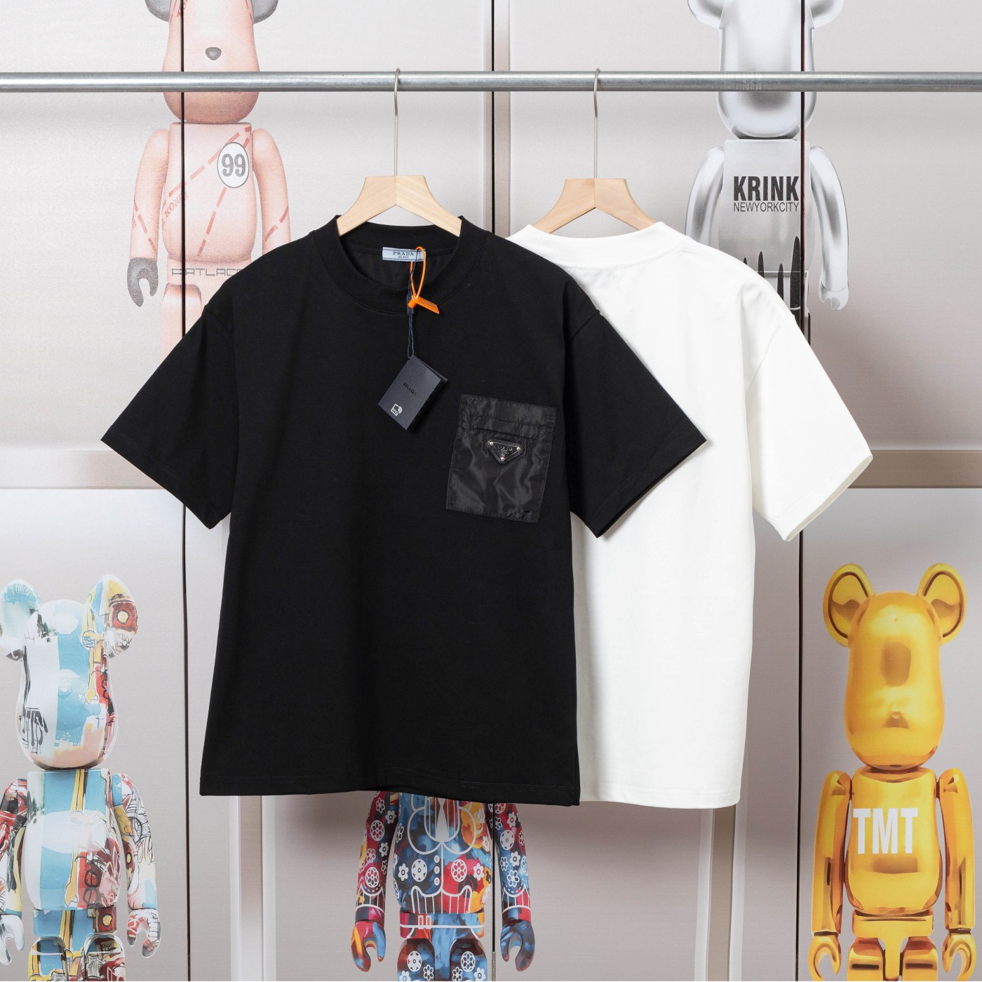Prada Summer T-Shirts: Soft and Cozy Fabric, Available in Black and White - 图片 4