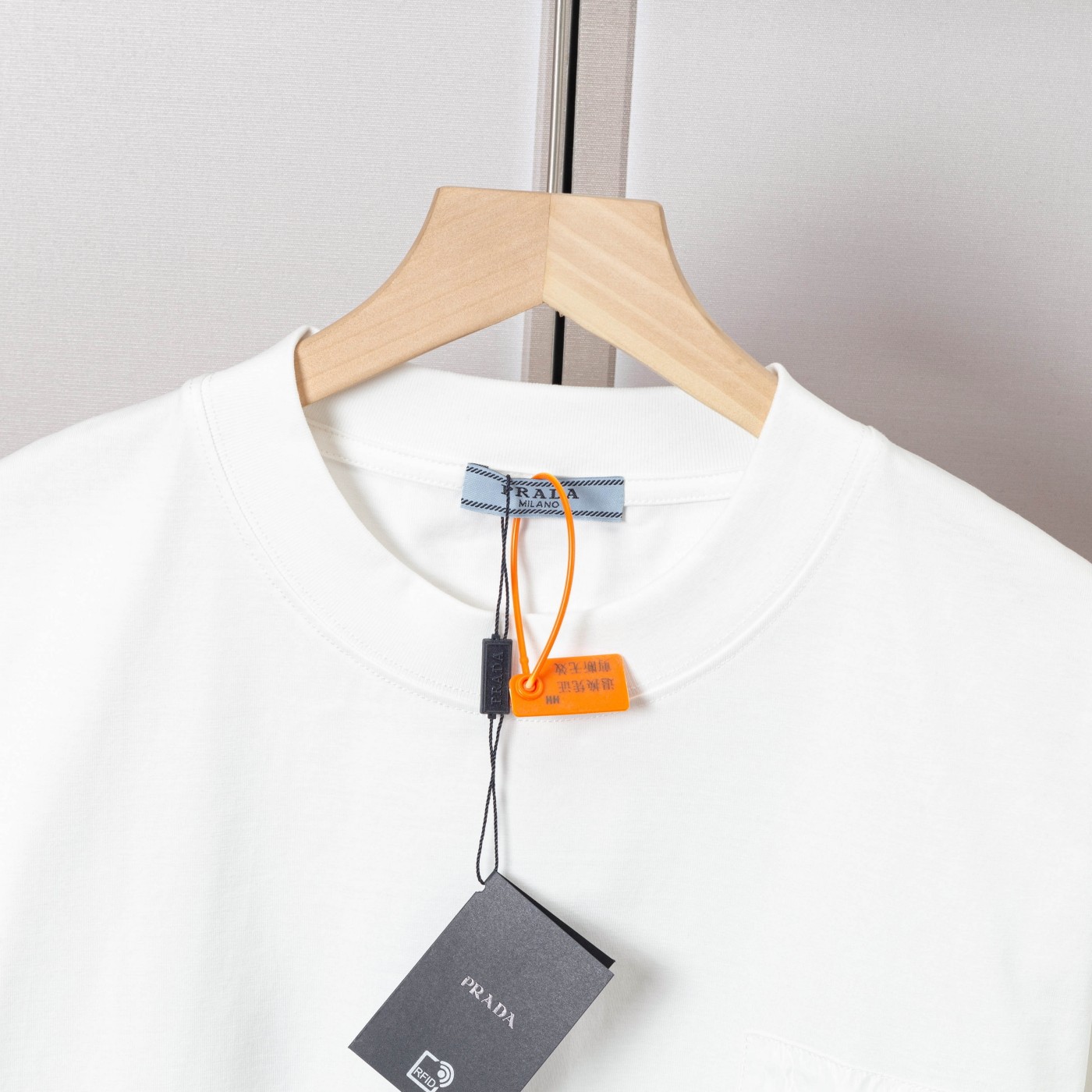 Prada Summer T-Shirts: Soft and Cozy Fabric, Available in Black and White - 图片 5