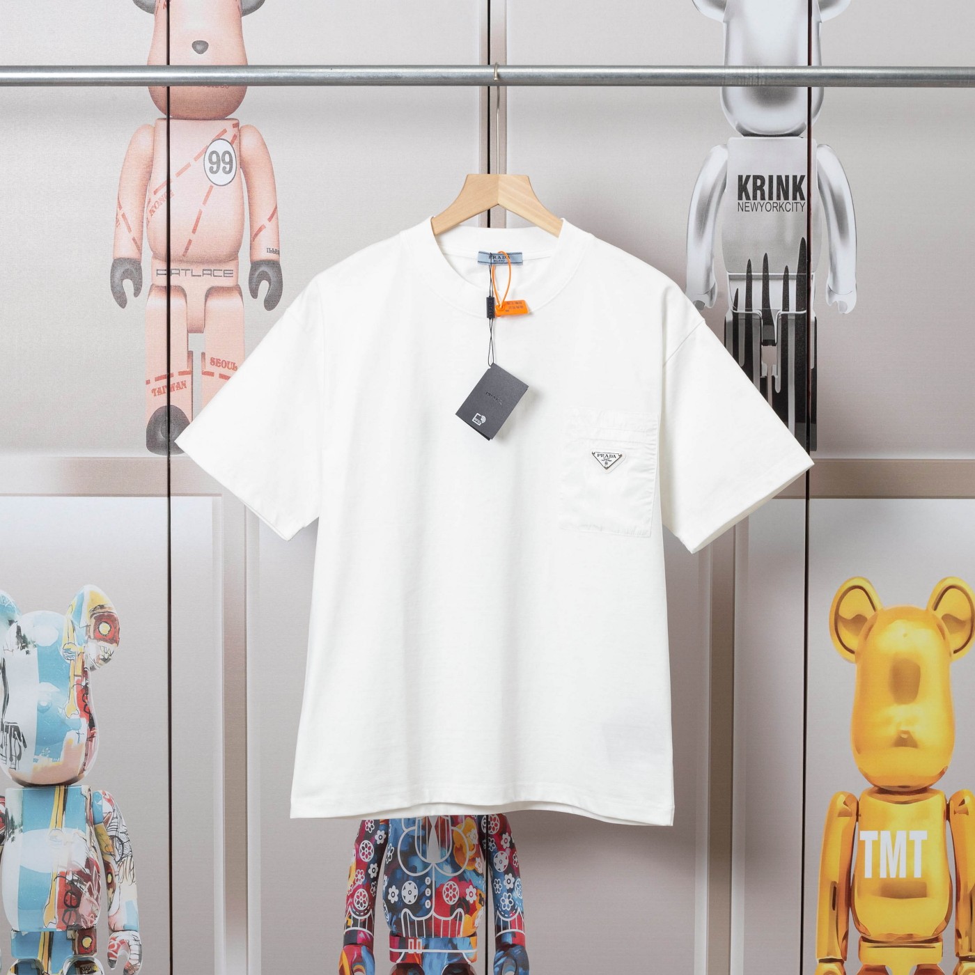 Prada Summer T-Shirts: Soft and Cozy Fabric, Available in Black and White - 图片 1