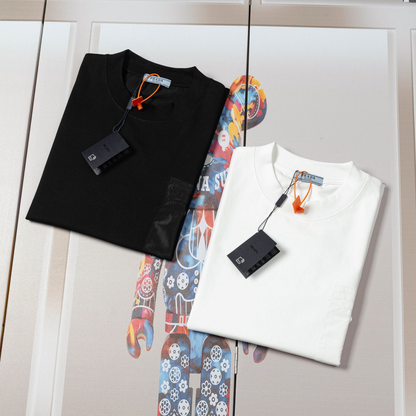Prada Summer T-Shirts: Soft and Cozy Fabric, Available in Black and White - 图片 3