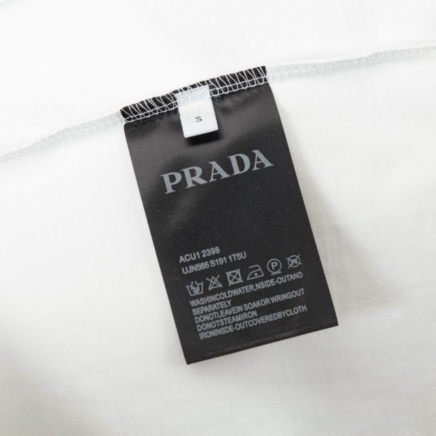 Prada Summer T-Shirts: Soft and Cozy Fabric, Available in Black and White - 图片 9