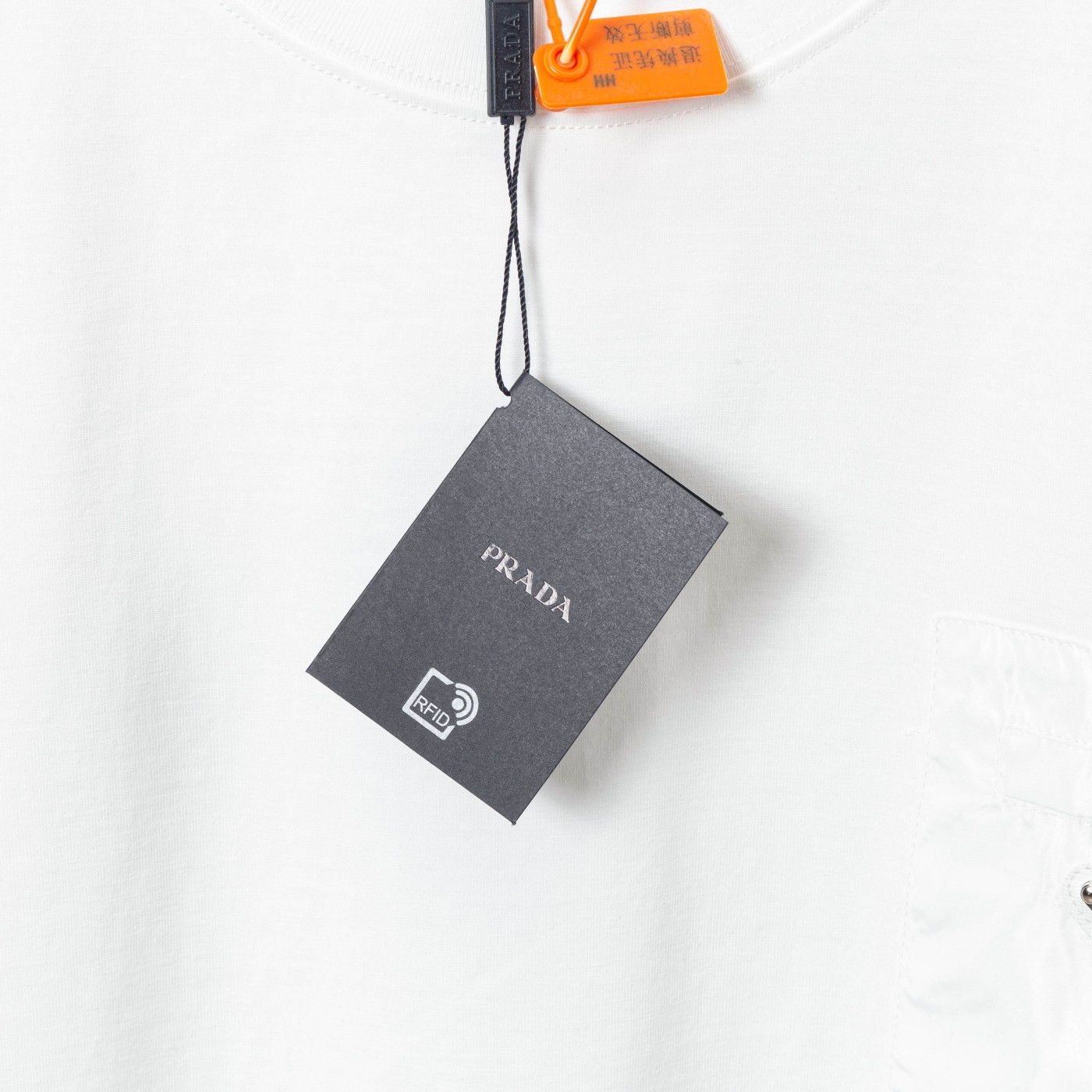 Prada Summer T-Shirts: Soft and Cozy Fabric, Available in Black and White - 图片 8