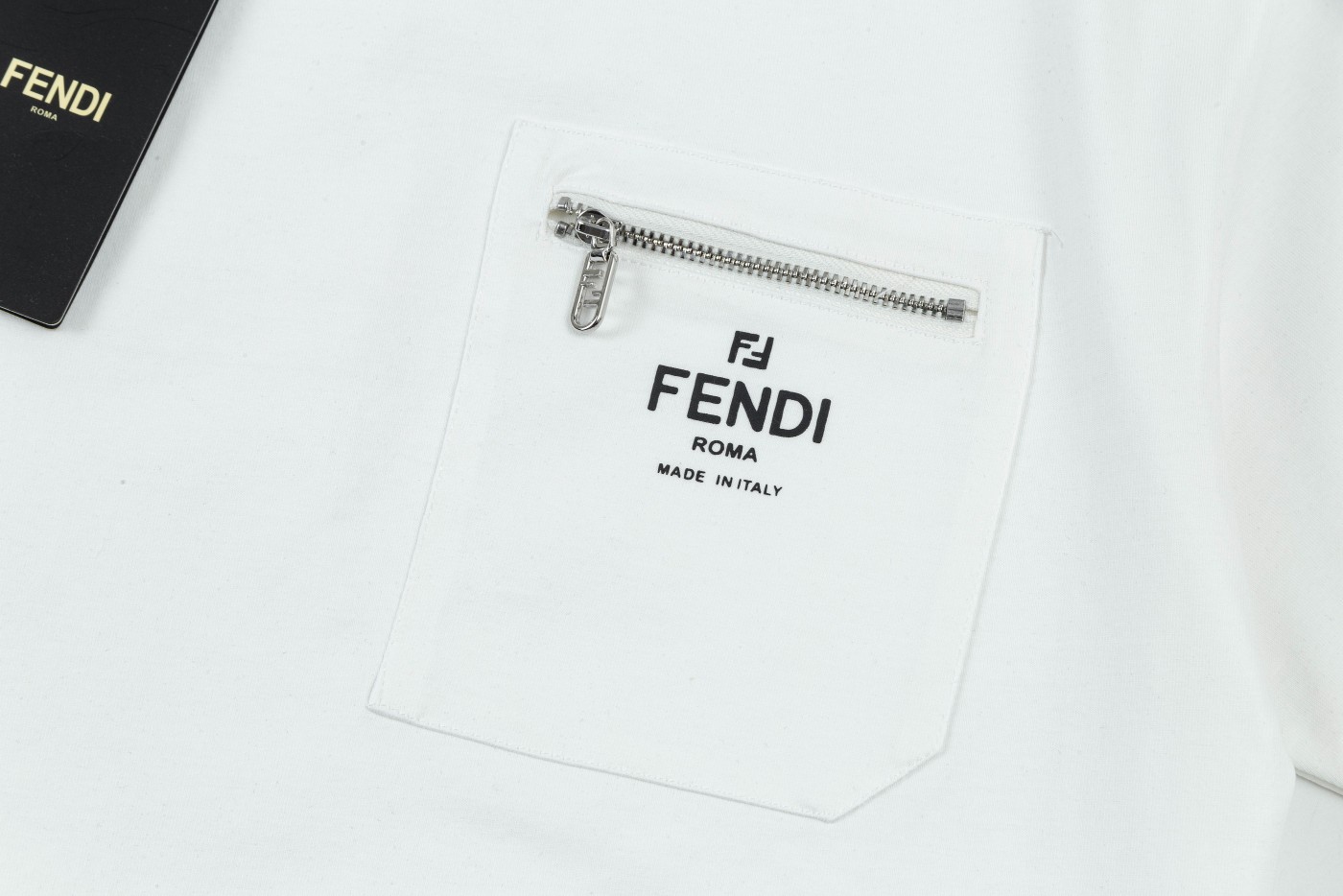 P80 FENDI.芬迪
春夏新款口袋印花休闲短袖T恤.细节原版开模.官网同步，前胸采用高端印花开袋拉练， 尼龙面料舒适柔软 三标其全.男人首选必配T恤
颜色:黑色.  白色.  浅蓝色
码数:S  M  L  XL
