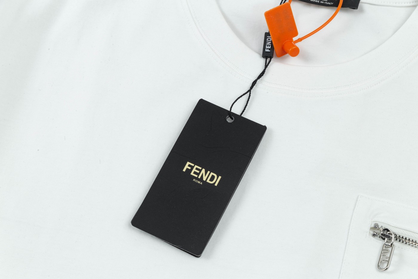 P80 FENDI.芬迪
春夏新款口袋印花休闲短袖T恤.细节原版开模.官网同步，前胸采用高端印花开袋拉练， 尼龙面料舒适柔软 三标其全.男人首选必配T恤
颜色:黑色.  白色.  浅蓝色
码数:S  M  L  XL
