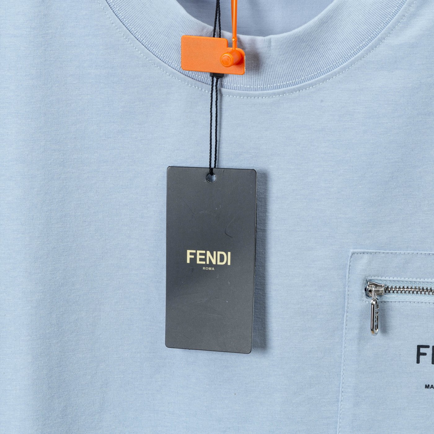 P80 FENDI.芬迪
春夏新款口袋印花休闲短袖T恤.细节原版开模.官网同步，前胸采用高端印花开袋拉练， 尼龙面料舒适柔软 三标其全.男人首选必配T恤
颜色:黑色.  白色.  浅蓝色
码数:S  M  L  XL