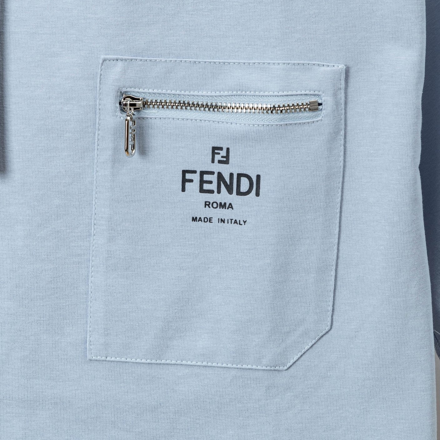 P80 FENDI.芬迪
春夏新款口袋印花休闲短袖T恤.细节原版开模.官网同步，前胸采用高端印花开袋拉练， 尼龙面料舒适柔软 三标其全.男人首选必配T恤
颜色:黑色.  白色.  浅蓝色
码数:S  M  L  XL