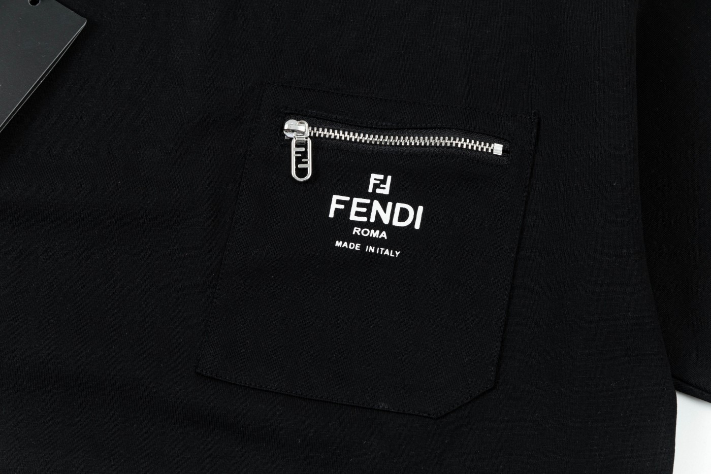 P80 FENDI.芬迪
春夏新款口袋印花休闲短袖T恤.细节原版开模.官网同步，前胸采用高端印花开袋拉练， 尼龙面料舒适柔软 三标其全.男人首选必配T恤
颜色:黑色.  白色.  浅蓝色
码数:S  M  L  XL
