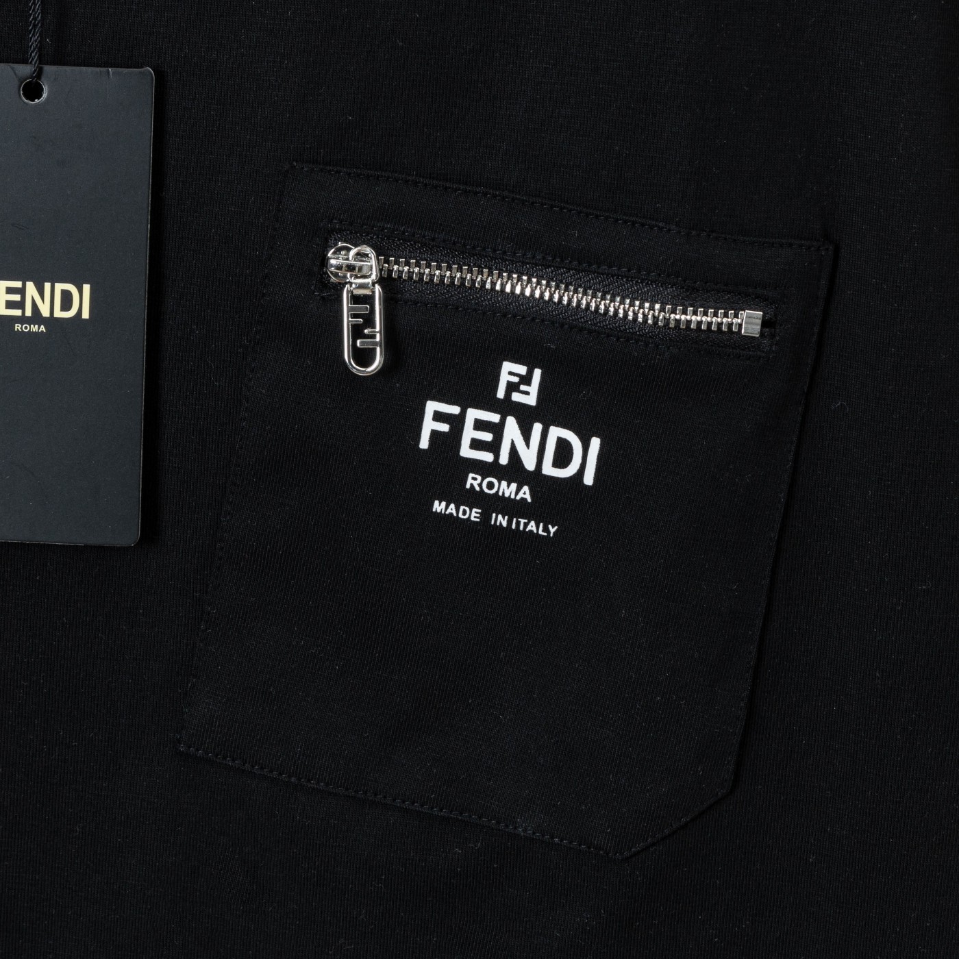 P80 FENDI.芬迪
春夏新款口袋印花休闲短袖T恤.细节原版开模.官网同步，前胸采用高端印花开袋拉练， 尼龙面料舒适柔软 三标其全.男人首选必配T恤
颜色:黑色.  白色.  浅蓝色
码数:S  M  L  XL
