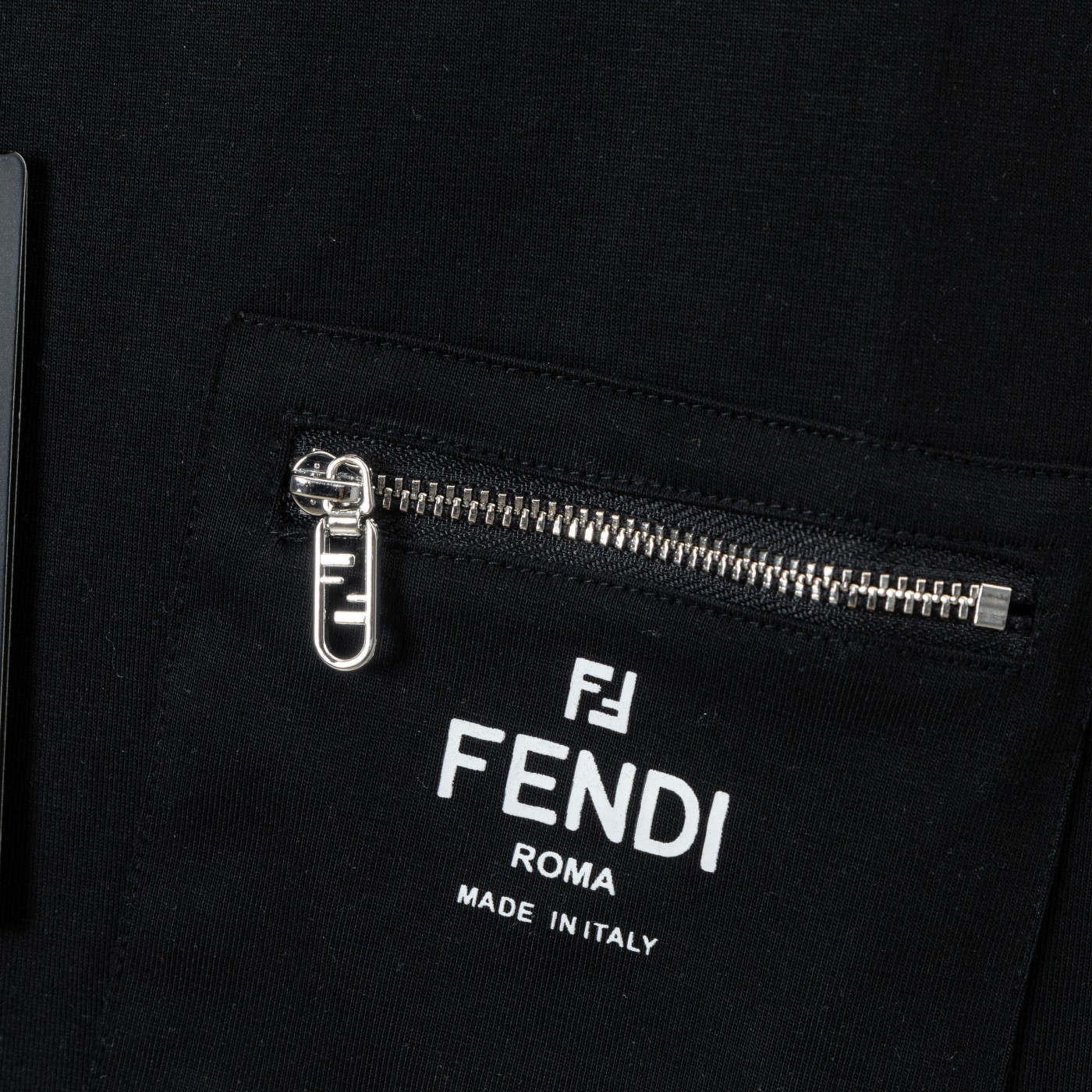 P80 FENDI.芬迪
春夏新款口袋印花休闲短袖T恤.细节原版开模.官网同步，前胸采用高端印花开袋拉练， 尼龙面料舒适柔软 三标其全.男人首选必配T恤
颜色:黑色.  白色.  浅蓝色
码数:S  M  L  XL
