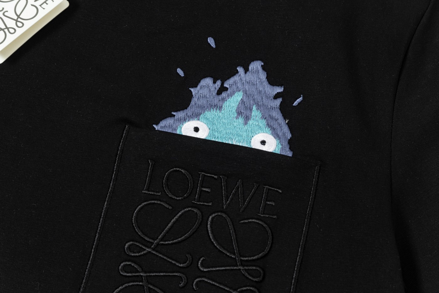 חולצת טי שרוול קצר Loewe עם כיס רקום, גזרה יוניסקס, נוחה ורכה 6 a1740508618817 6626