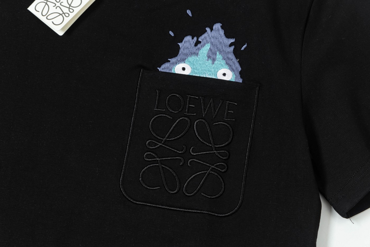 חולצת טי שרוול קצר Loewe עם כיס רקום, גזרה יוניסקס, נוחה ורכה 7 a1740508618843 5523