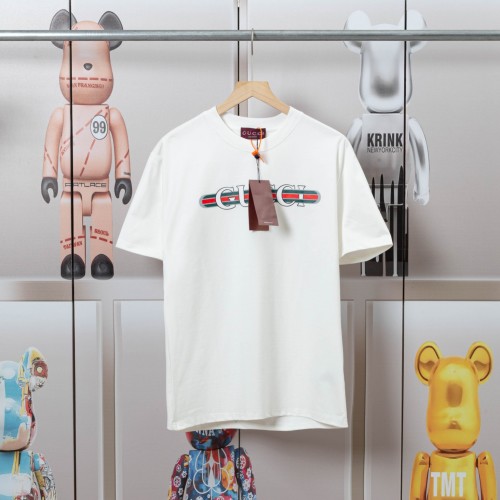 T-shirt Classique Imprimé Gucci, Manches Courtes et Coupe OS Ample 1 T-shirt Classique Imprimé Gucci, Manches Courtes et Coupe OS Ample