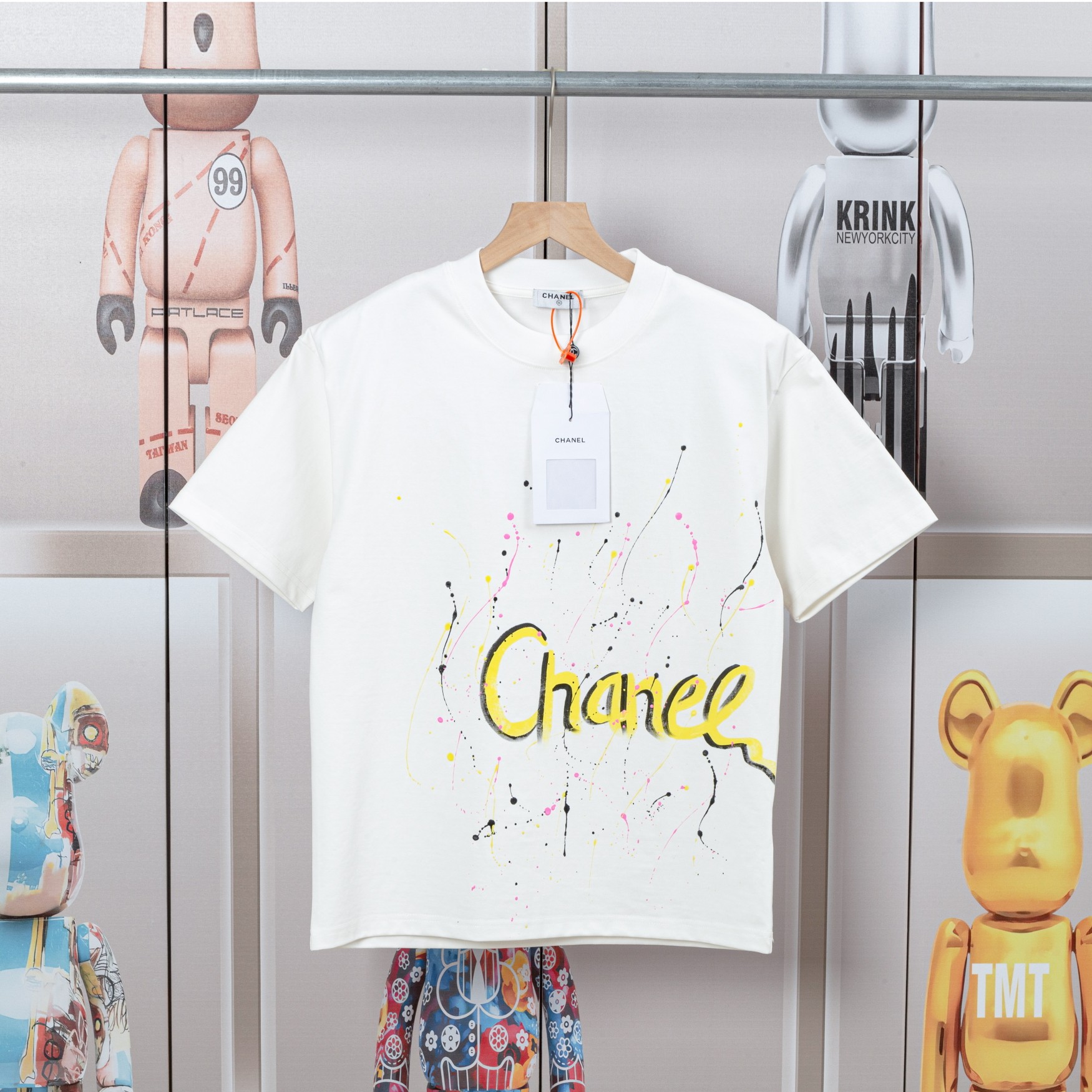 「Dw」  CHANEL 香奈儿 彩色手工涂鸦手绘短袖T恤  面料采用...