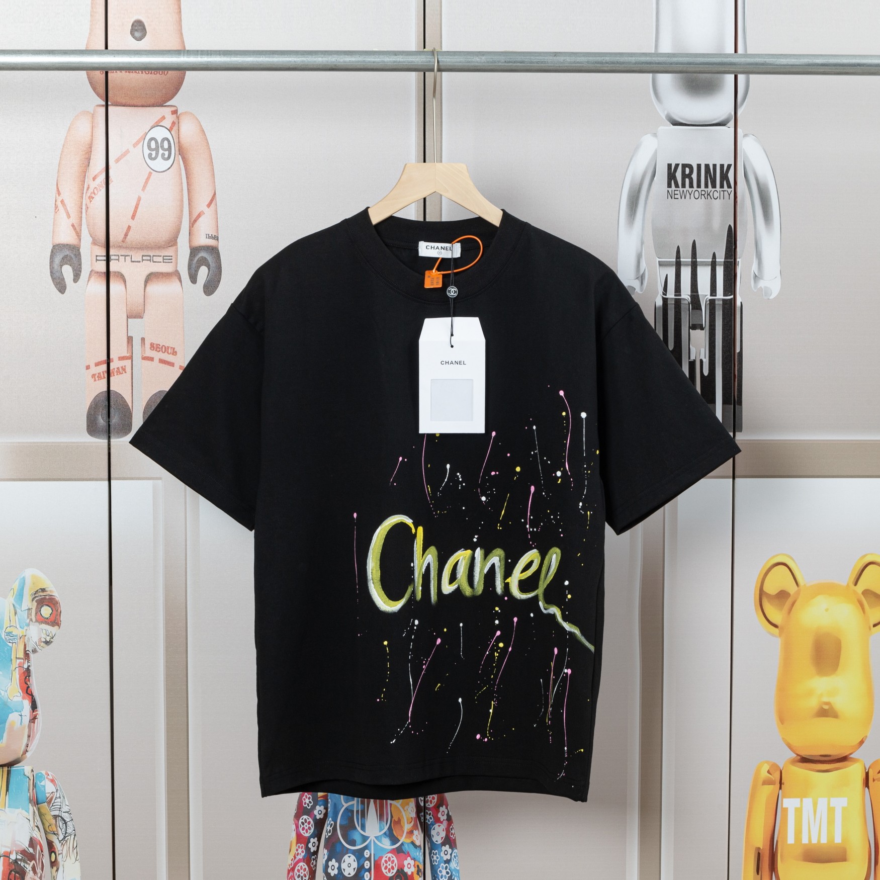 「Dw」  CHANEL 香奈儿 彩色手工涂鸦手绘短袖T恤  面料采用...