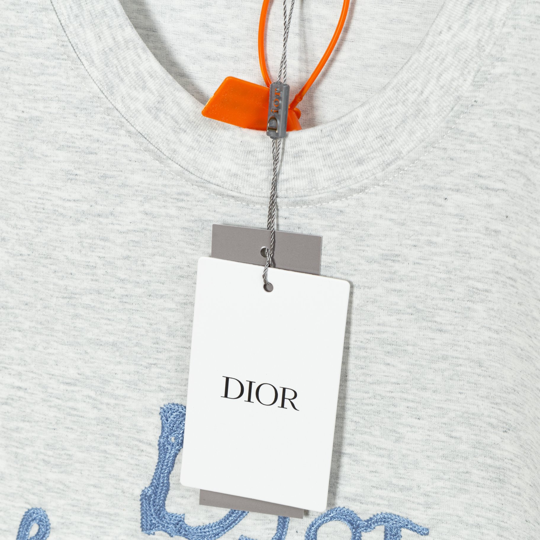 P135💰迪奥DIOR 新款刺绣短袖T恤 ，高品质🔥尼龙纯棉洗水手感，前片Logo字母高工艺绣花，罗纹专门定制.面料舒适柔软，还原特殊工艺带来的潮流，定制定染 ，三标齐全 非市场普通版本 随意对比 品质绝对保证 男女同款.
颜色：黑色 白色 浅灰色
码数：S   M   L   XL
【款号D417】
