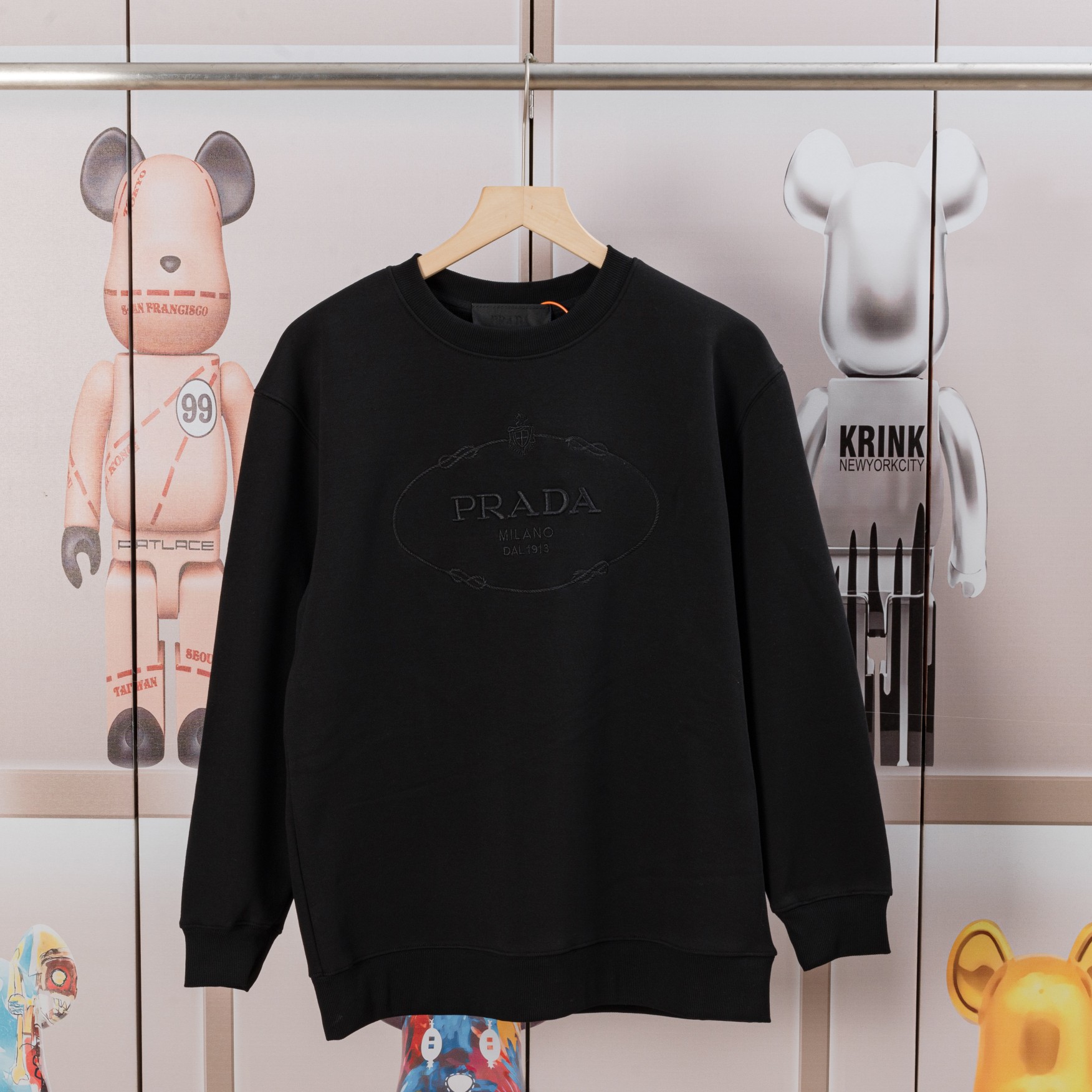Sudadera PRADA bordada con cuello redondo. Alta calidad 🔥Las letras del frente están bordadas con máquinas importadas.…