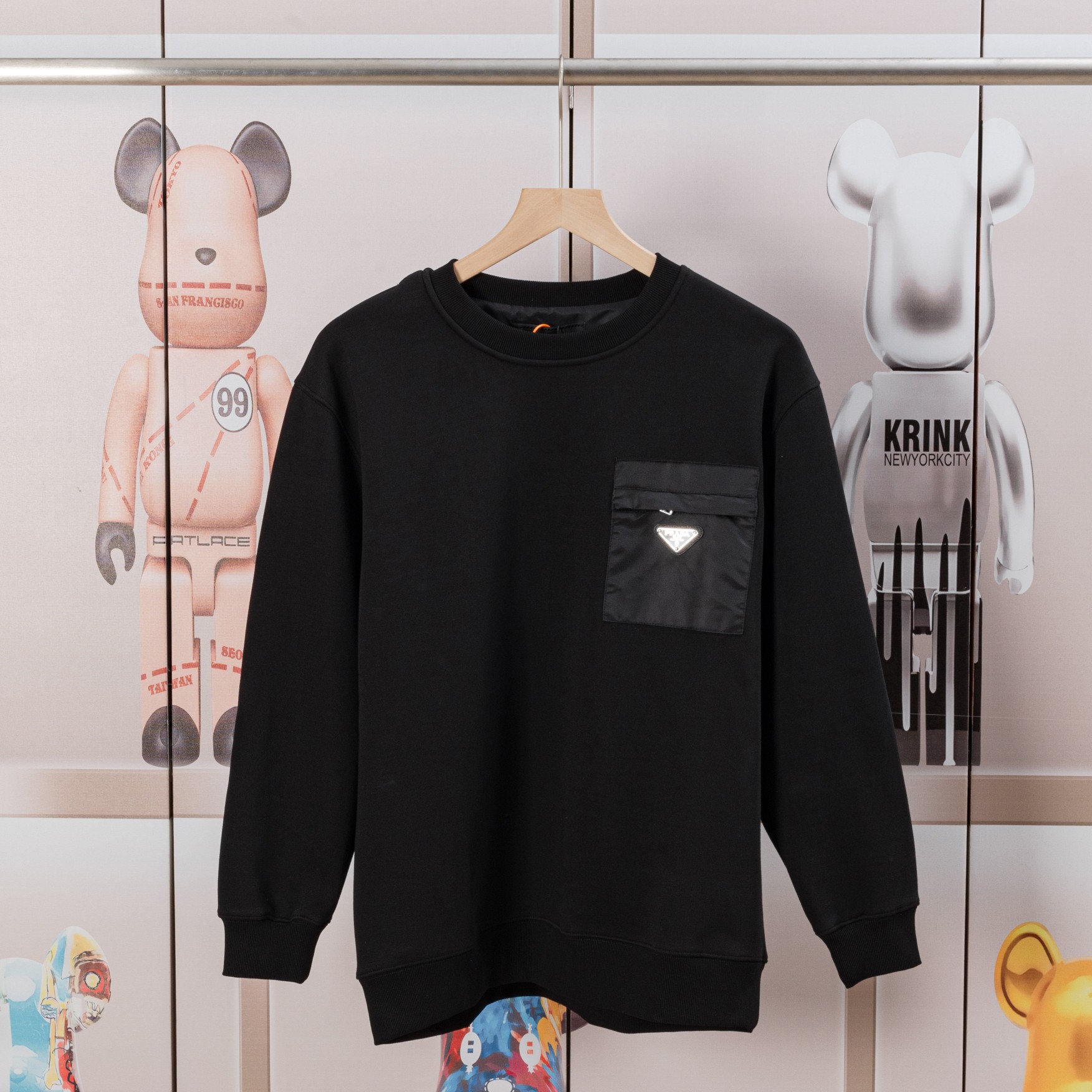 Sudadera PRADA con cuello redondo y bolsillo con logo triangular. La tela es cómoda y suave. Terciopelo austriaco compu…
