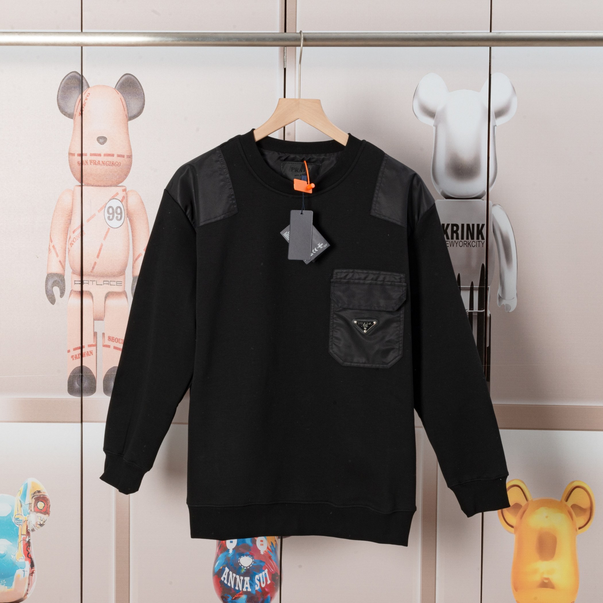 Sudadera PRADA con cuello redondo y bolsillo con logo triangular. La tela es cómoda y suave. Terciopelo austriaco compu…