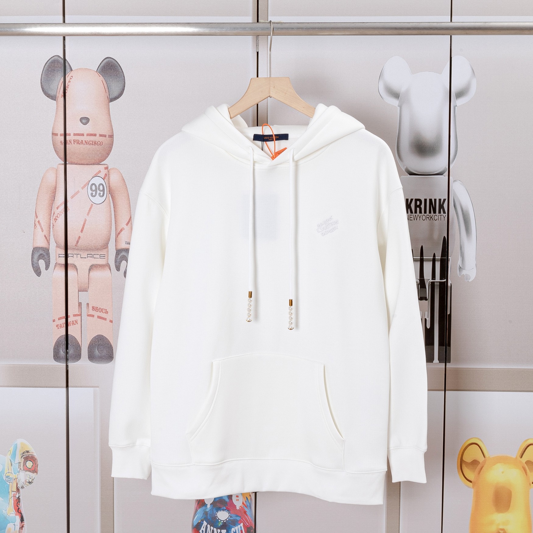 LV驴家路易新款刺绣连帽卫衣 采用奥粒绒复合.珍珠吊坠精美做工 🔥前胸Logo立体刺绣.还原特殊工艺带来的潮流,定制定染,三标齐全 非市场普通版本 随意对比 品质绝对保证 颜色:黑色 白色 【款号A3393】