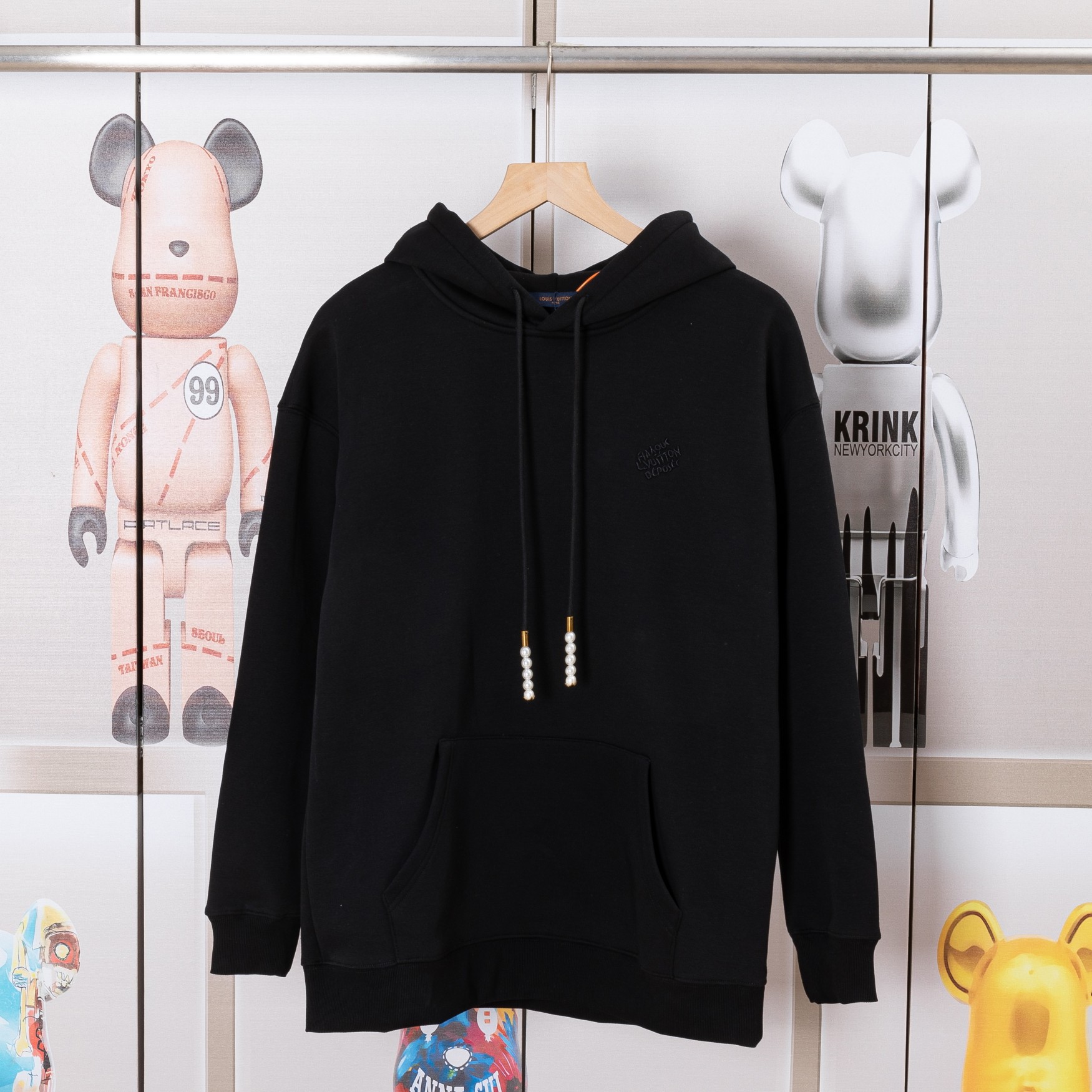 LV驴家路易新款刺绣连帽卫衣 采用奥粒绒复合.珍珠吊坠精美做工 🔥前胸Logo立体刺绣.还原特殊工艺带来的潮流,定制定染,三标齐全 非市场普通版本 随意对比 品质绝对保证 颜色:黑色 白色 【款号A3393】