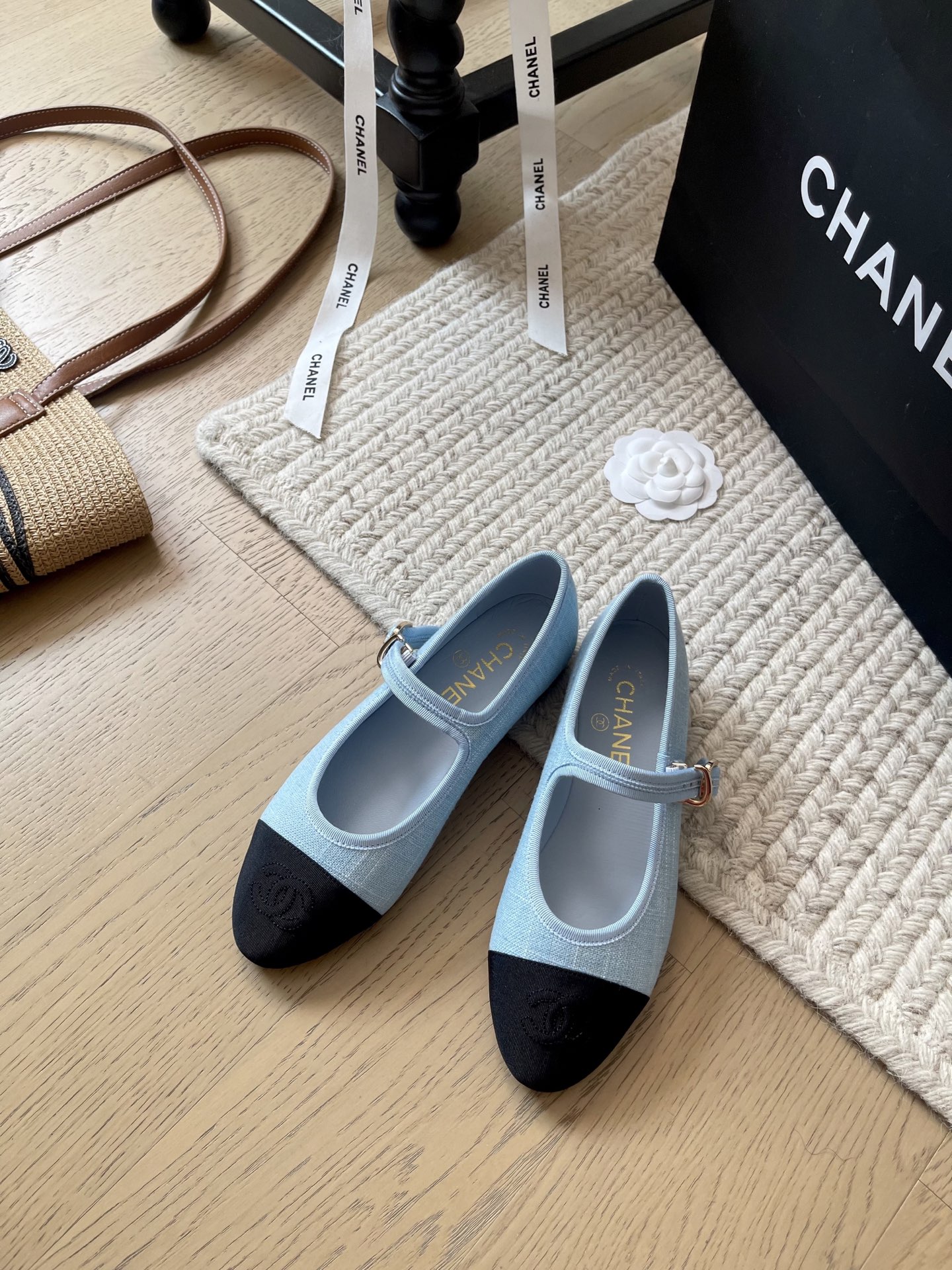 NO:385047,Chanel 25S early spring new Mary Jane small single shoes!  Top version!  Mary Zhen this season is really amazing~ Shoe-friendly and modified foot shape. The inner diamond is very high-end and the cut is soft and perfect. The upper corduroy splicing fabric/sheepskin surface. The footbed sheepskin genuine leather sole. Size 34-41. Customized without return or replacement. Mary Zhen, chanel, mary jane, sheepskin19860909Chanel 25S早春新款玛丽珍小单鞋！ 顶级版本！这一季的玛丽珍真的太仙了~ 鞋型友好修饰脚型 内里菱格很高级而切很软脚感完美 鞋面灯芯绒拼接布/羊皮面 垫脚羊皮 真皮底 码数34-41 定制不退不换,,玛丽珍,chanel,mary jane,sheepskin,Women's Shoes