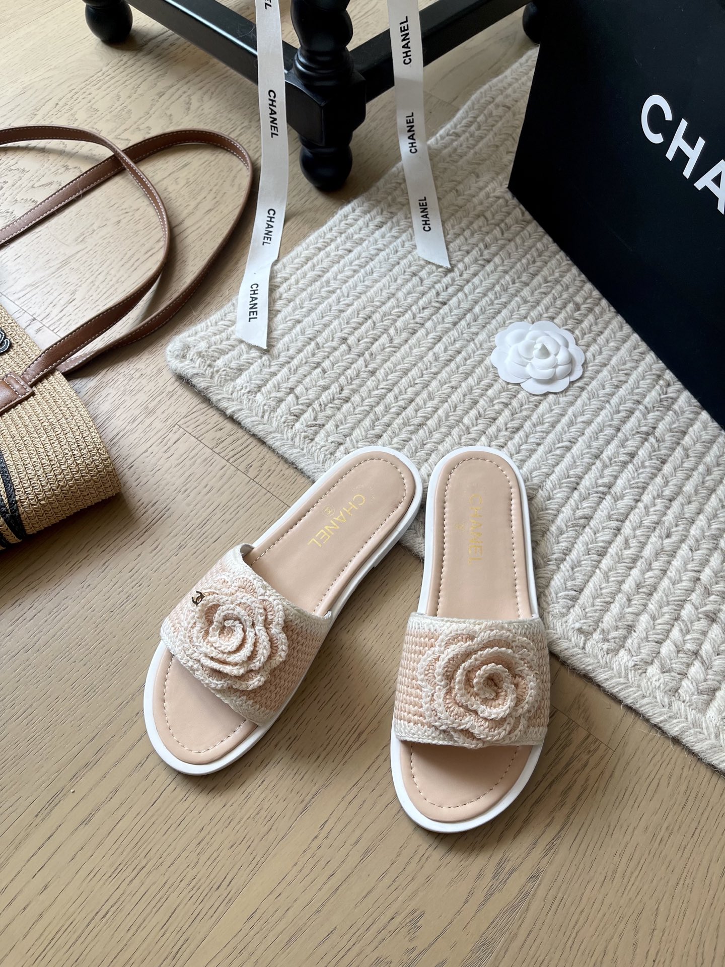NO:385020,Chanel 25P early spring new camellia slippers!  Top version!  First sale Classic camellia design, good looking and easy to wear, upper knitted surface, footbed sheepskin, genuine leather outsole, size 35-40 Customized, no return or replacement, slippers, chanel, slippers, sheepskin, Leather soles19860909Chanel 25P早春新款山茶花拖鞋！ 顶级版本！抢先发售 经典山茶花设计 好看又好穿 鞋面针织面 垫脚羊皮 真皮大底 码数35-40 定制不退不换,拖鞋,chanel,slippers,sheepskin,Leather soles,Women's Shoes