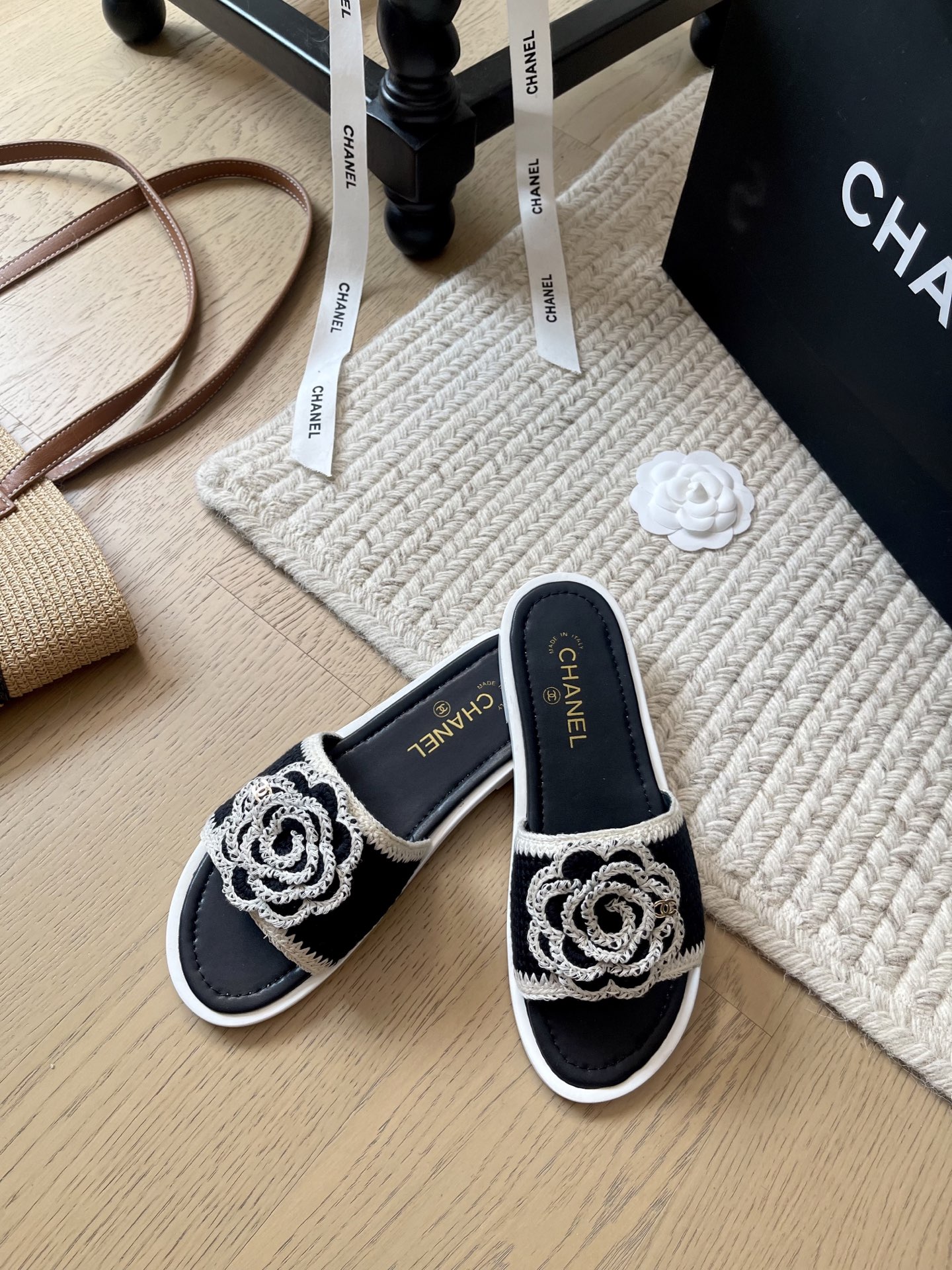 NO:385028,Chanel 25P early spring new camellia slippers!  Top version!  First sale Classic camellia design, good looking and easy to wear, upper knitted surface, footbed sheepskin, genuine leather outsole, size 35-40 Customized, no return or replacement, slippers, chanel, slippers, sheepskin, Leather soles19860909Chanel 25P早春新款山茶花拖鞋！ 顶级版本！抢先发售 经典山茶花设计 好看又好穿 鞋面针织面 垫脚羊皮 真皮大底 码数35-40 定制不退不换,拖鞋,chanel,slippers,sheepskin,Leather soles,Women's Shoes