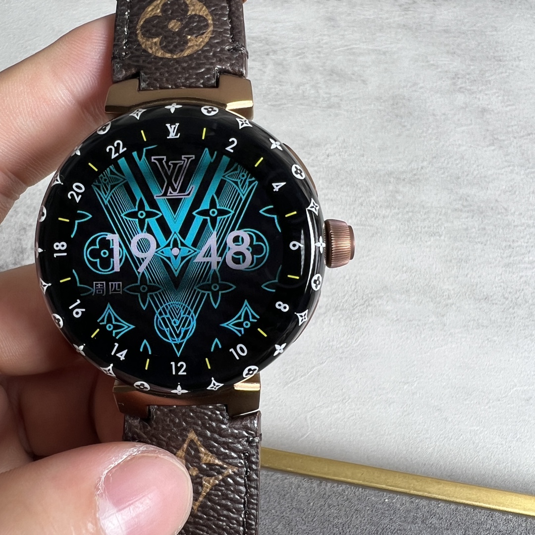 NO:147872,LV third-generation watch truly achieves 1 to 1, replicate 1:1 Details (far ahead, not comparable to previous versions) Diameter 44MM (not the previous version 46MM) 1.2-inch round AMOLED full touch screen, resolution * (different from the previous market 1.3/1.28 round tft round screens such as non-original 1.3/1.28) Rotary functional crown and button (completely replicate the original process. Different from the previous market versus regular crown and button) Average battery life: 2-3 days under normal use (including LED lighting) Actuator: Vibration sensor Sensor: Heart rate detection, step counting operation, etc. Strap: Use original snap-up molding. Strap can be used with the original strap. Waterproof: Synchronous original 30-meter waterproof (life waterproof) N1 LV third-generation watch reflects  Details without blind spots are benchmarked against the original version.,,louis vuitton,tom ford19860909LV三代手表 真正做到1比1 复刻1:1 细节体现（遥遥领先,非以往版本可比） 直径44MM(不是以往非对版46MM) 1.2英寸圆形AMOLED全触屏,分辨率*（不同以往市场非原装用的1.3/1.28之类tft圆屏） 旋转式功能性表冠和按钮（完全复刻原版工艺.不同以往市场不对版常规表冠和按钮） 平均电池寿命:正常使用情况下2-3天（包含LED照明） 促动器:振动传感器 传感器:心率检测,计步运算,等等 表带:采用原版卡扣起模.表带可与原版表带通用. 防水:同步原版30米防水（生活防水） N1 LV三代手表体现 度无死角细节对标原版.,,louis vuitton,tom ford,Watch