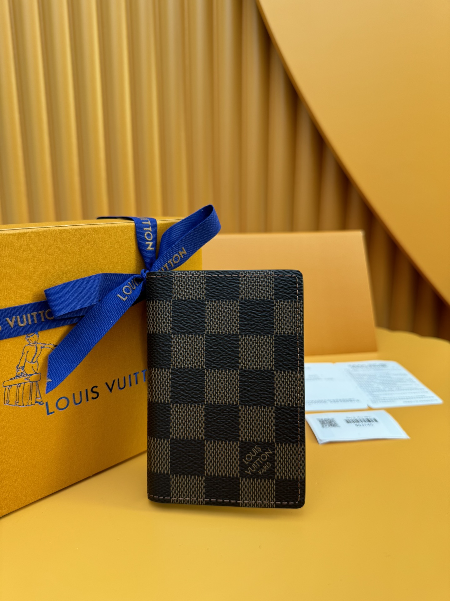 NO:673473,N63145 'Special Duty Free' [Official special edition·First class material·All steel hardware·French chip·Full set of packaging] The pocket clip made of elegant canvas with extremely soft leather lining is both fashionable and practical. It is compact and lightweight in design and contains multiple inner pockets that can accommodate credit cards and bills. 8X11cm, LV wallet, louis vuitton, wallets19860909N63145 《特級免稅》[官方专版·一級材料·全鋼五金·法国芯片·全套包裝］ 以优雅的帆布搭配极柔软的皮革内衬制成的口袋夹兼具时尚性与实用性,设计小巧轻便,内含多个可容纳信用卡及票据的内袋.8X11cm,LV钱包,louis vuitton,wallets,欧美剧