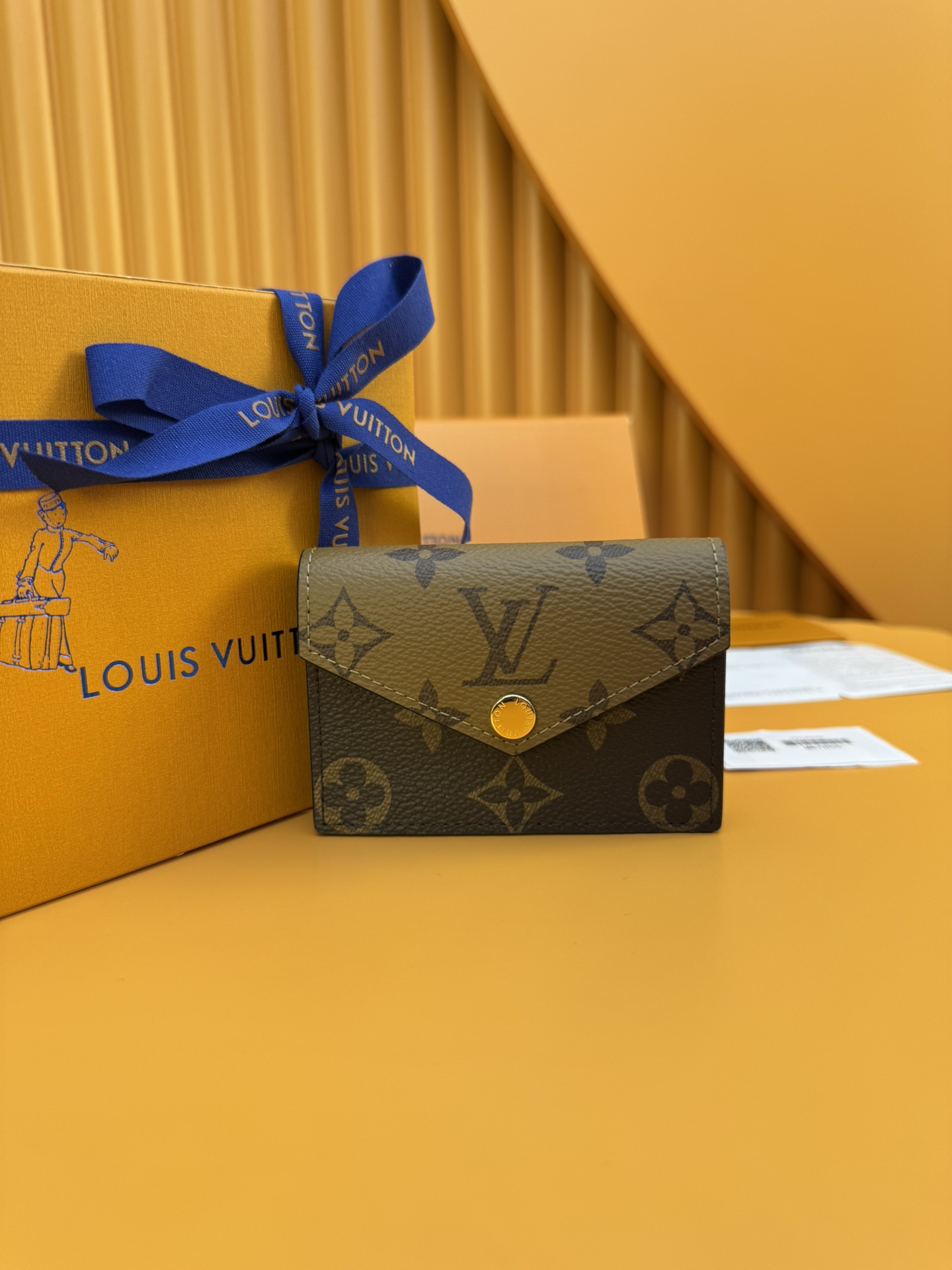 NO:673798,M81855 'Special Duty Free' [Official Special Edition·First Class Material·All Steel Hardware·French Chip·Full Packaging] Full of charm and security, this Monogram canvas card holder comes with a Monogram Reverse canvas card. The interior is divided into five air vents to accommodate cards and other necessities. This model closes with a gold button. 10x6.8x1.4cm, LV wallet, louis vuitton, versace, wallets19860909M81855 《特級免稅》[官方专版·一級材料·全鋼五金·法国芯片·全套包裝］ 充滿魅力和安全,這款Monogram帆布卡片夾帶有 Monogram Reverse帆布卡片.內部分為五個風口,可容納卡片和其他必需品.此型號通過金色按鈕關閉.10x6.8x1.4cm,LV钱包,louis vuitton,versace,wallets,欧美剧