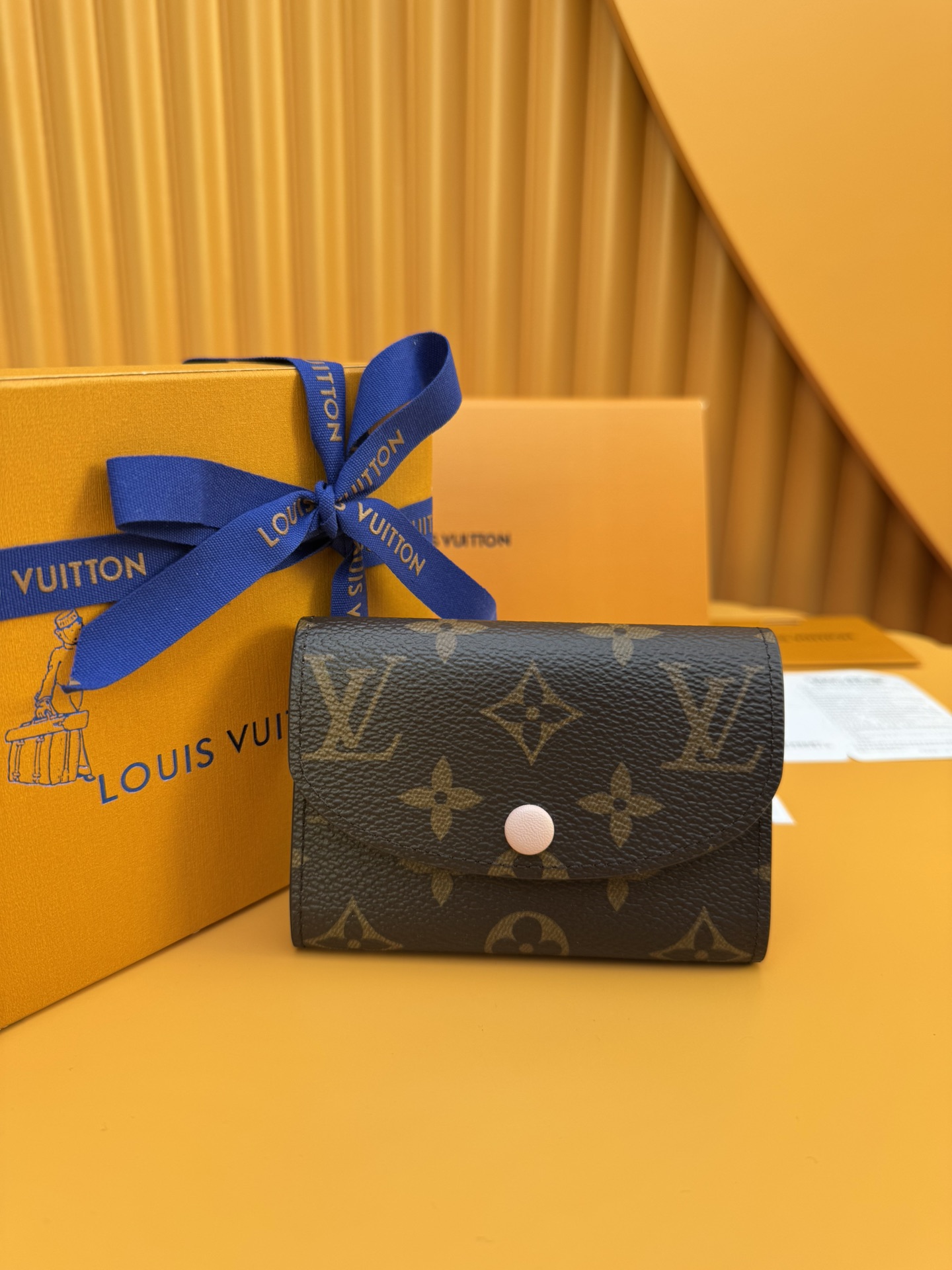 NO:674639,M62361 Pink Bean 'Special Duty Free' [Official special edition·First-class material·All-steel hardware·French chips·Full set of packaging] Small and exquisite but extremely practical, this colorful envelope-style coin purse is the perfect companion for modern women in urban life. It is compact and can be easily put into bags or even pockets. 11X8x2.5cm, LV wallet, louis vuitton, wallets19860909M62361粉豆 《特級免稅》[官方专版·一級材料·全鋼五金·法国芯片·全套包裝］ 用小巧玲珑却极为实用,此款多彩信封式零钱包是现代女性都市生活中的完美伴侣.身材小巧,轻松收入包袋甚至衣袋之中.11X8x2.5cm,LV钱包,louis vuitton,wallets,欧美剧