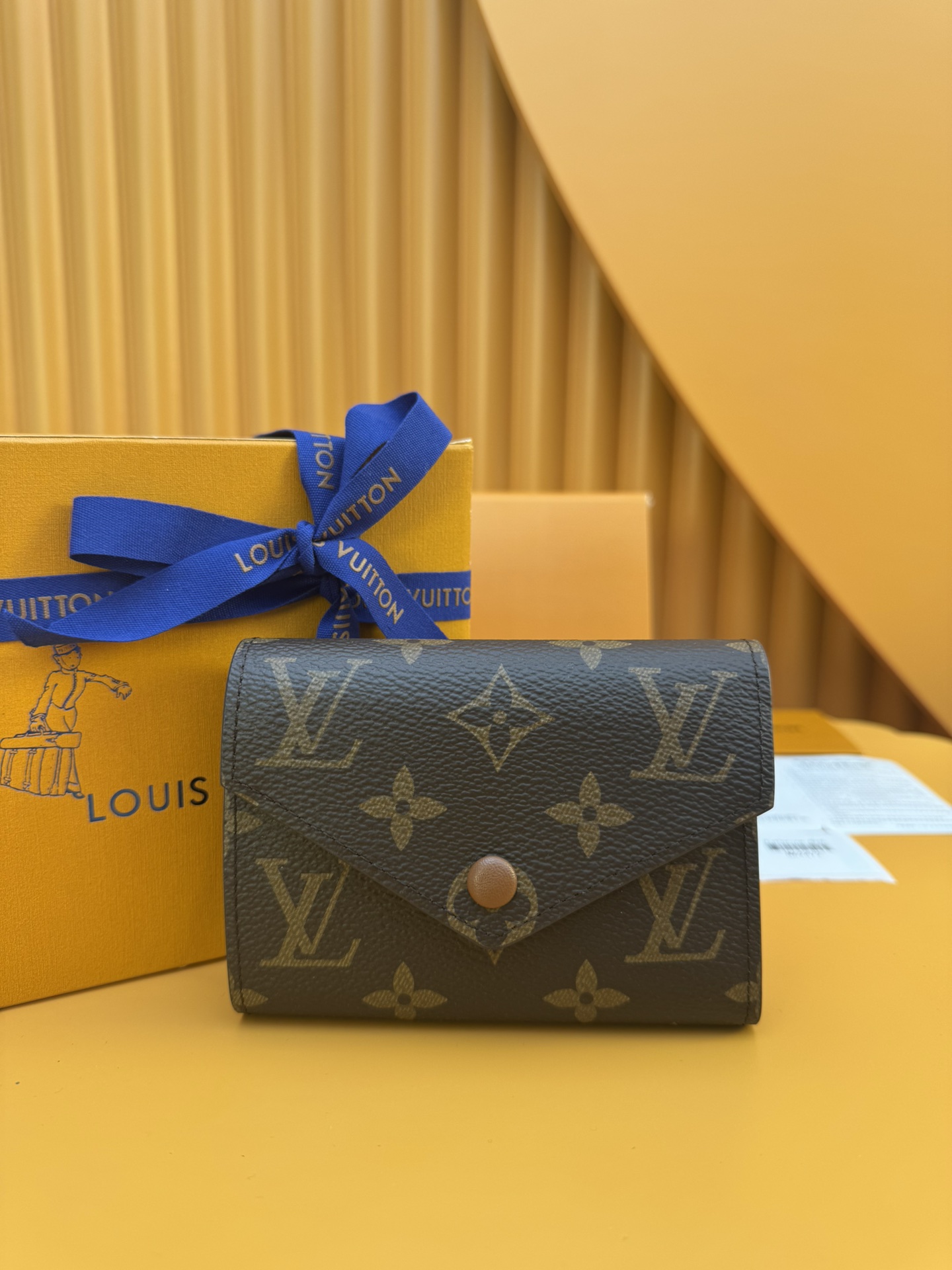 NO:674644,M62472 Brown Beans 'Special Duty Free' [Official special edition·First-class material·All-steel hardware·French chips·Full set of packaging] This Victorine wallet is made of Monogram canvas and includes functional elements in a soft and graceful style. It has a card compartment and pockets for banknotes and coins. 12x9.5x2.5cm, LV wallet, louis vuitton, wallets19860909M62472棕豆 《特級免稅》[官方专版·一級材料·全鋼五金·法国芯片·全套包裝］ 本款 Victorine 钱夹取材Monogram帆布,以柔婉格调囊括功能元素,内设卡片夹层和收纳纸钞及硬币的口袋.12x9.5x2.5cm,LV钱包,louis vuitton,wallets,欧美剧