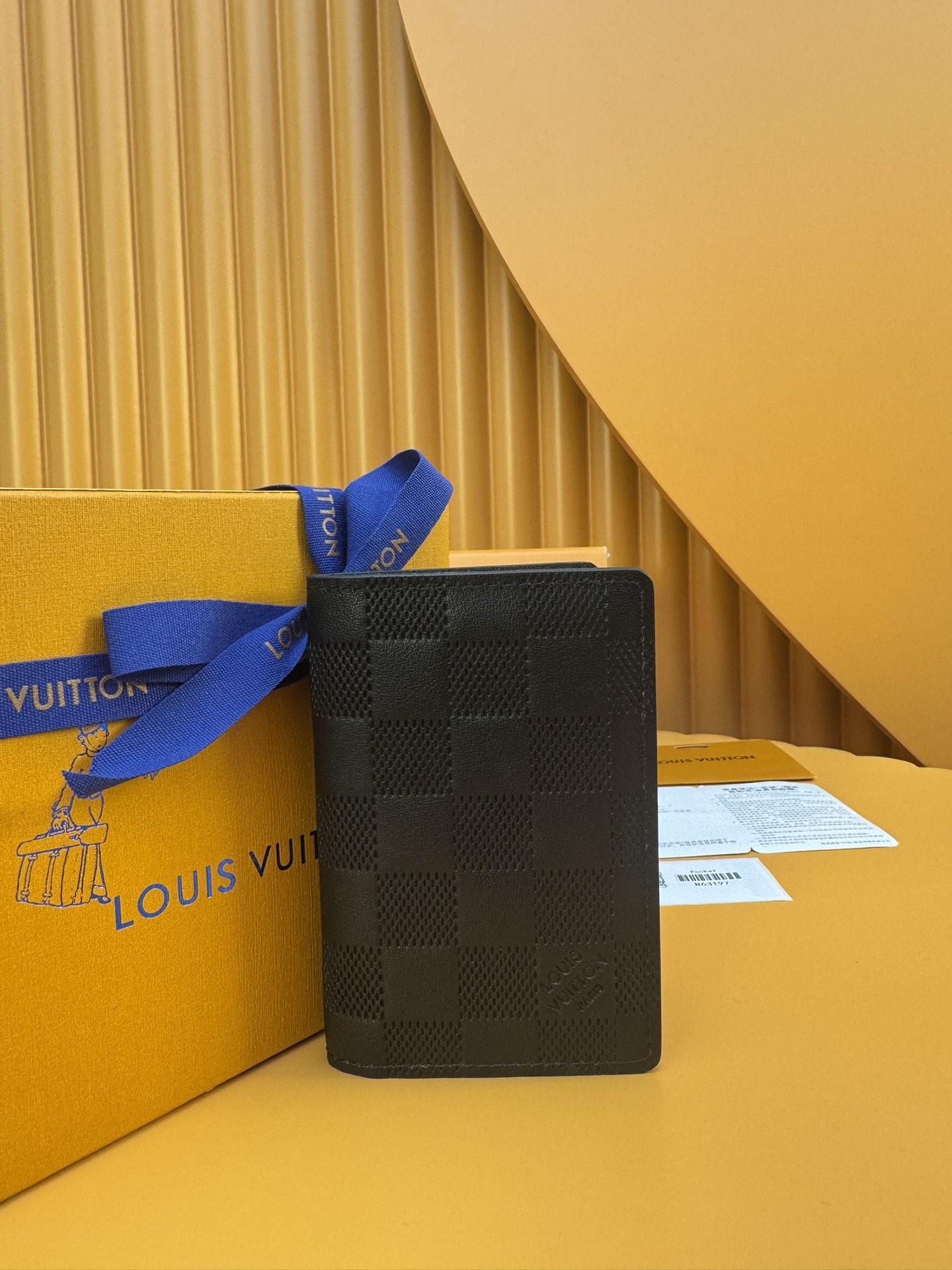 NO:673806,About19860909N63197 《特級免稅》[官方专版·一級材料·全鋼五金·防偽芯片·全套包裝］关于,袖珍组织器既实用又优雅.非常柔软的 Damier Infini皮革精致地镶嵌着传奇的家居图案,增强了男性和精致的外观.7.5x11x1cm,LV钱包,louis vuitton,wallets,欧美剧