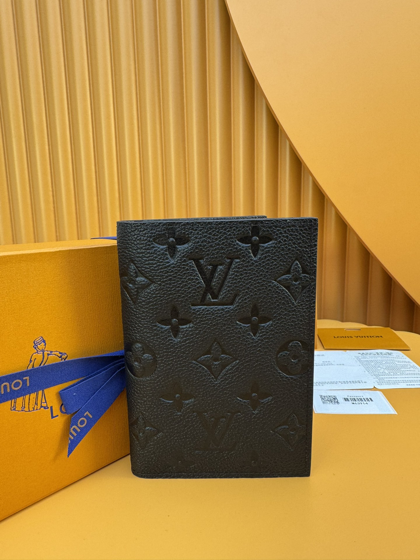 NO:673362,M63914 'Special Duty Free' [Official Special Edition·First Class Material·All Steel Hardware·Anti-Counterfeiting Chip·Full Packaging] This Louis Vuitton passport cover is made of Monogram printed leather, soft cowhide with Monogram pattern. Lightweight and compact, this model has four card slots, as well as an open pocket for quick access to the passport. It can be easily put into a bag or pocket. 10x14x2.5cm, LV wallet, louis vuitton, louis vuitton,wallets,cowhide19860909M63914 《特級免稅》[官方专版·一級材料·全鋼五金·防偽芯片·全套包裝］這款路易威登護照封面由Monogram印製皮革製成,Monogram圖案的柔軟牛皮.輕巧緊湊,這個模型有四個卡槽,以及一個開放的口袋,可以快速訪問護照.它可以輕鬆地放入袋子或口袋中.10x14x2.5cm,LV钱包,louis vuitton,louis vuitton,wallets,cowhide,欧美剧