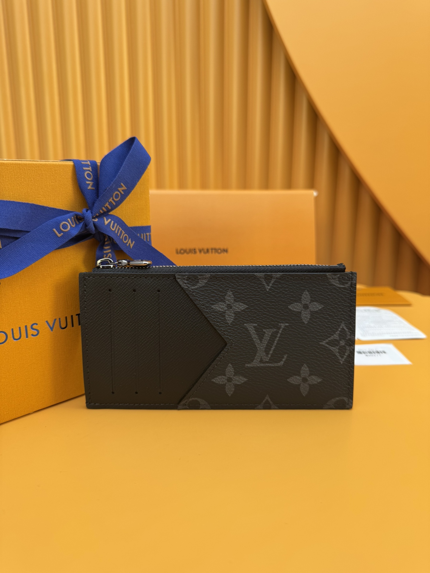 NO:673395,M30271 'Special Duty Free' [Official special edition·First-class material·All-steel hardware·French chips·Full set of packaging] This Coin card holder made of canvas is a safe choice for storing coins and change. It has a slim and neat appearance, with a credit card slot, a zipper coin bag and a banknote compartment. Black leather lining with black gray canvas outer layer, fashionable and elegant. 8.0x14.5x1.0cm, LV wallet, louis vuitton, wallets19860909M30271 《特級免稅》[官方专版·一級材料·全鋼五金·法国芯片·全套包裝］此款由帆布裁制而成的Coin卡夹是存放硬币零钱的安全之选.外观纤秀利落,内设信用卡槽、拉链硬币袋与钞票隔层.黑色皮革内衬搭配黑灰色帆布外层,时尚优雅.8.0x14.5x1.0cm,LV钱包,louis vuitton,wallets,欧美剧