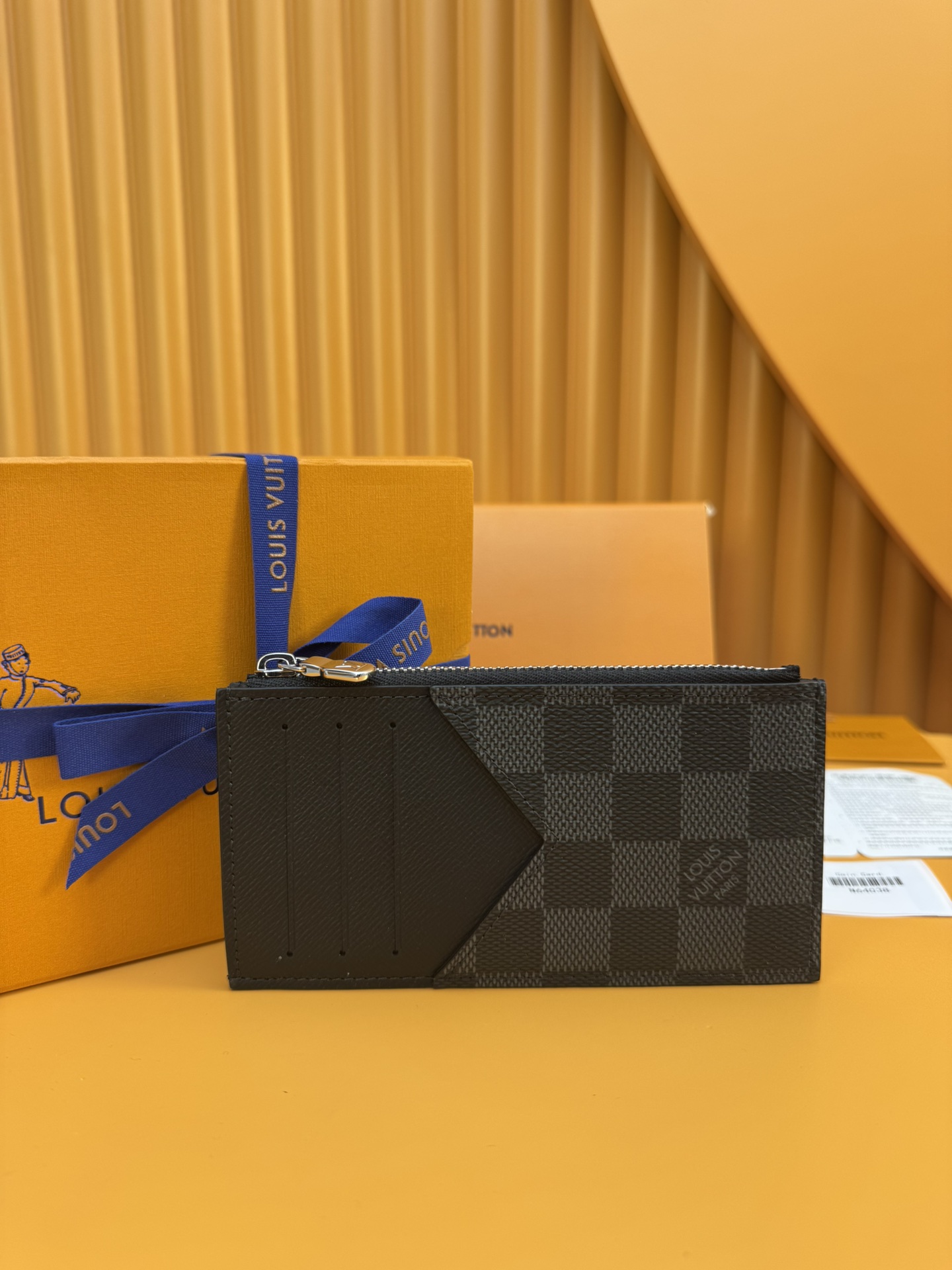 NO:673391,N64038 'Special Duty Free' [Official special edition·First-class material·All steel hardware·Anti-counterfeiting chip·Full set of packaging] This Coin card holder made of canvas is a safe choice for storing coins and change. It has a slim and neat appearance, with a credit card slot, a zipper coin bag and a banknote compartment. Black leather lining with black gray canvas outer layer, fashionable and elegant. 8.0x14.5x1.0cm, LV wallet, louis vuitton, wallets19860909N64038 《特級免稅》[官方专版·一級材料·全鋼五金·防偽芯片·全套包裝］此款由帆布裁制而成的Coin卡夹是存放硬币零钱的安全之选.外观纤秀利落,内设信用卡槽、拉链硬币袋与钞票隔层.黑色皮革内衬搭配黑灰色帆布外层,时尚优雅.8.0x14.5x1.0cm,LV钱包,louis vuitton,wallets,欧美剧