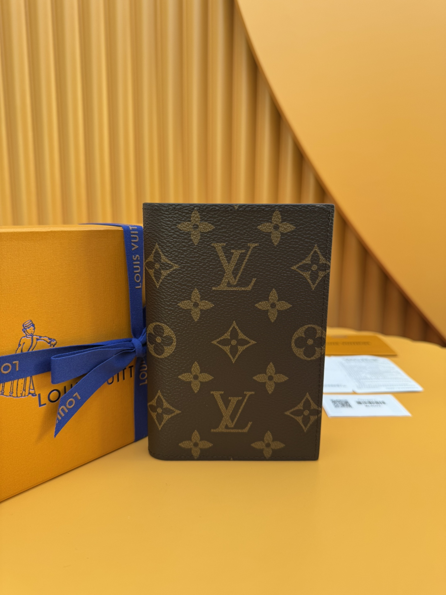 NO:673349,M64502 'Special Duty Free' [Official special edition·First class material·All steel hardware·Anti-counterfeiting chip·Full package] A must-have accessory for modern travelers, this coated canvas passport envelope is a combination of fashion and practicality. It is equipped with four credit card slots and two convenient pockets for quick access to your passport. 10.0x14.0x2.5cm, LV wallet, louis vuitton, wallets19860909M64502 《特級免稅》[官方专版·一級材料·全鋼五金·防偽芯片·全套包裝］现代旅行者的必备配饰,此款涂层帆布材质的护照封套是时尚感与实用性的结合.配有四个信用卡插槽与两个便利口袋,快捷取用护照.10.0x14.0x2.5cm,LV钱包,louis vuitton,wallets,欧美剧