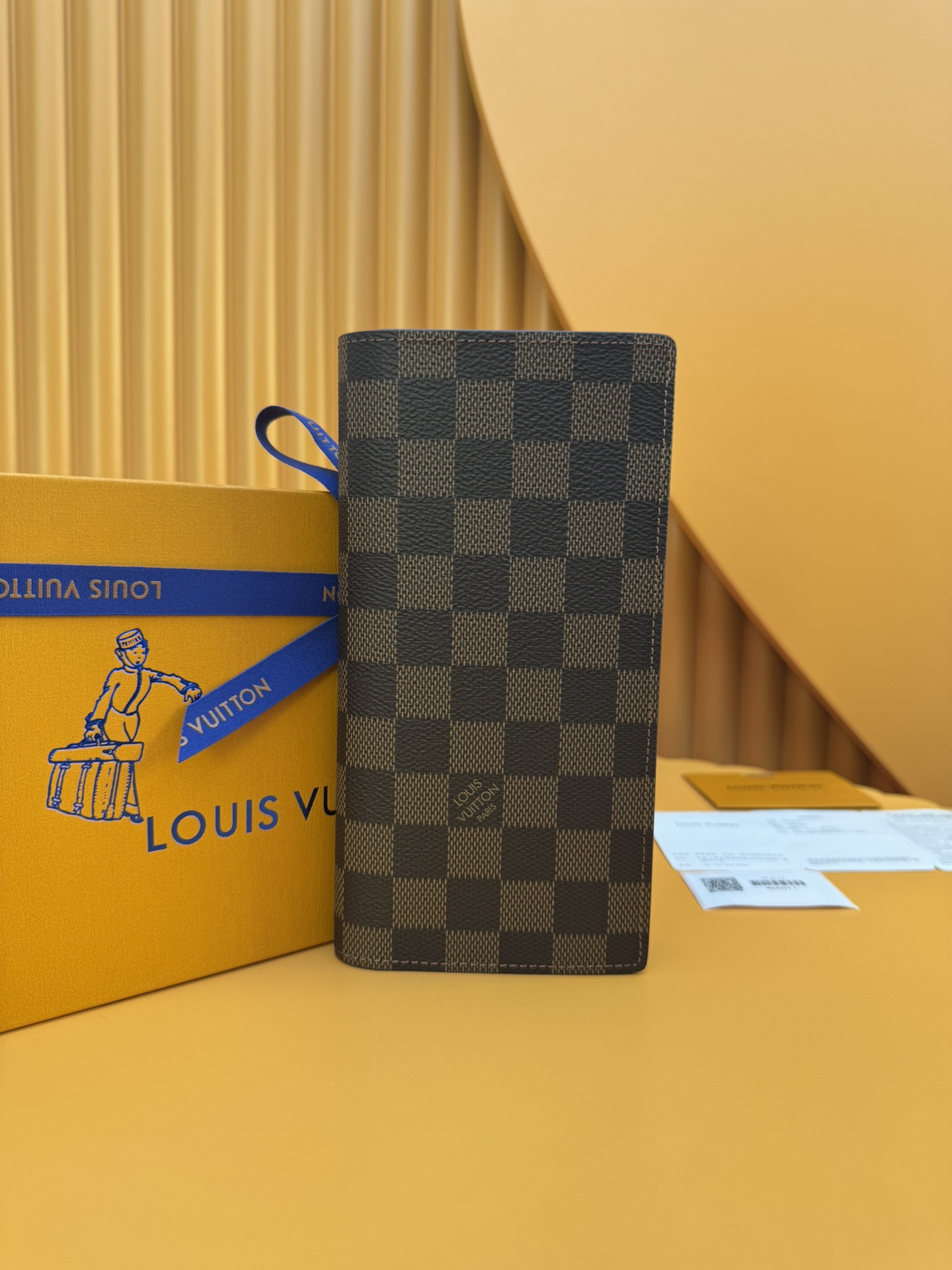 NO:673617,N60017 'Special Duty Free' [Official special edition·First class material·All steel hardware·French chip·Full set of packaging] This Brazza wallet made of Monogram canvas exudes an unstoppable masculinity. It has ample space and complete functions, and can be easily stored in a coat pocket. It can hold change, credit cards and banknotes. 19x10x2cm, LV wallet, louis vuitton, wallets, jackets & coats19860909N60017 《特級免稅》[官方专版·一級材料·全鋼五金·法国芯片·全套包裝］ 这款用 Monogram帆布制作的Brazza钱包散发着势不可挡的阳刚之气.空间充足,功能齐全,可轻易地收纳入外套口袋.可以装零钱、信用卡和纸币.19x10x2cm,LV钱包,louis vuitton,wallets,jackets & coats,欧美剧