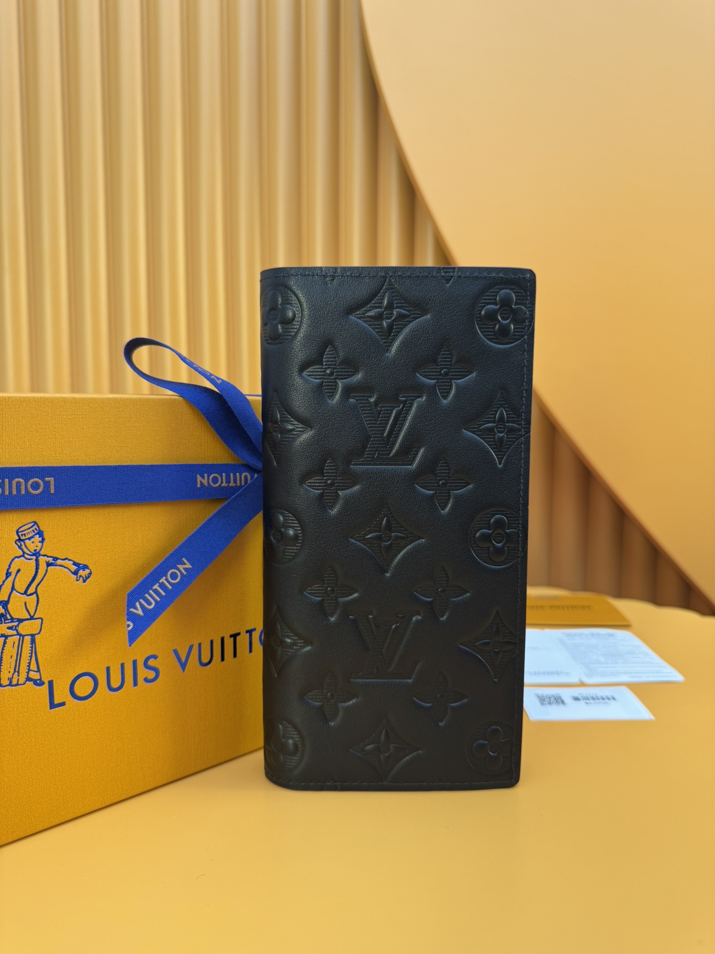 NO:673851,M62900 'Special Duty Free' [Official special edition·First class material·All steel hardware·Anti-counterfeiting chip·Full package] Elegant appearance design with Monogram Shadow cow leather, this very soft Brazza wallet is decorated with light iconic Monogram embossing. It is equipped with multiple card slots and compartments, including a zippered coin compartment. 19x10x2cm, LV wallet, louis vuitton, wallets, cowhide19860909M62900 《特級免稅》[官方专版·一級材料·全鋼五金·防偽芯片·全套包裝］优雅的外观设计搭配Monogram Shadow牛皮革,此款十分柔软的 Brazza 钱夹饰有浅浅的标志性Monogram压纹.内配多个卡槽与隔层,包括一个拉链硬币隔层.19x10x2cm,LV钱包,louis vuitton,wallets,cowhide,欧美剧