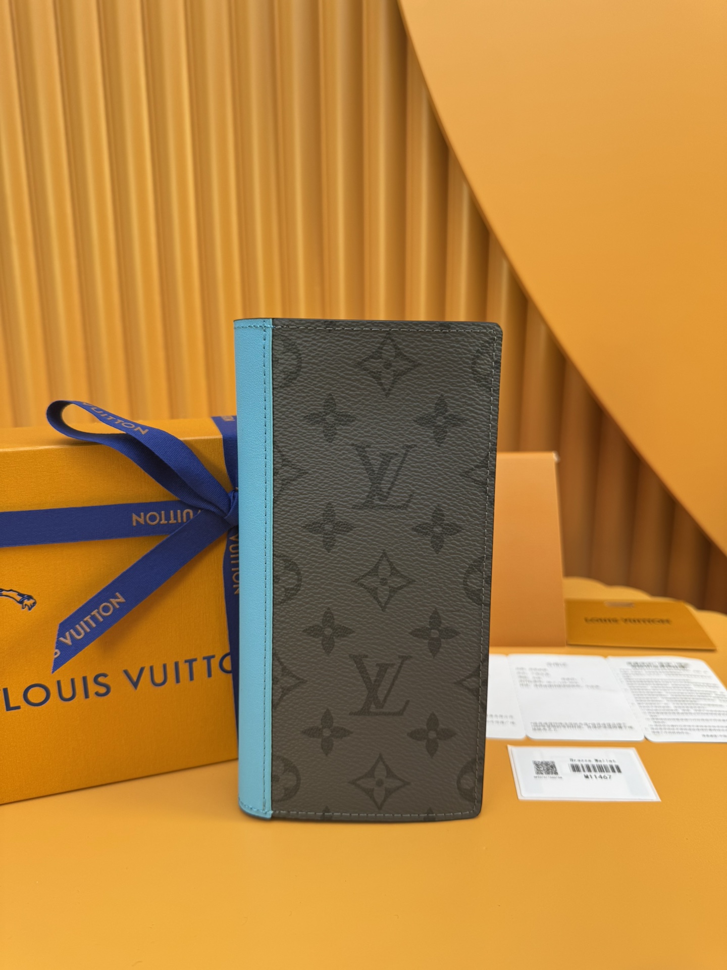 NO:674616,M11467 'Special Duty Free' [Official special edition·First class material·All steel hardware·Dynamic chip·Full set of packaging] This Brazza wallet is made of Monogram Eclipse Reverse canvas, with leather trim injecting a touch of bright color. The slender configuration is rich in functions, with card compartments, zipper pockets and multiple compartments for storing coins, banknotes and receipts. Matte metal parts add a handsome style. 10x19x2cm, LV wallet, louis vuitton, versace, wallets19860909M11467 《特級免稅》[官方专版·一級材料·全鋼五金· 动态芯片·全套包裝］本款 Brazza 钱夹取材Monogram Eclipse Reverse帆布,以皮革饰边注入一抹鲜明色彩.纤长构型囊括丰富功能,设有卡片夹层、拉链袋和多个隔层,便于存放硬币、纸钞及票据.哑光金属件再添俊朗格调.10x19x2cm,LV钱包,louis vuitton,versace,wallets,欧美剧