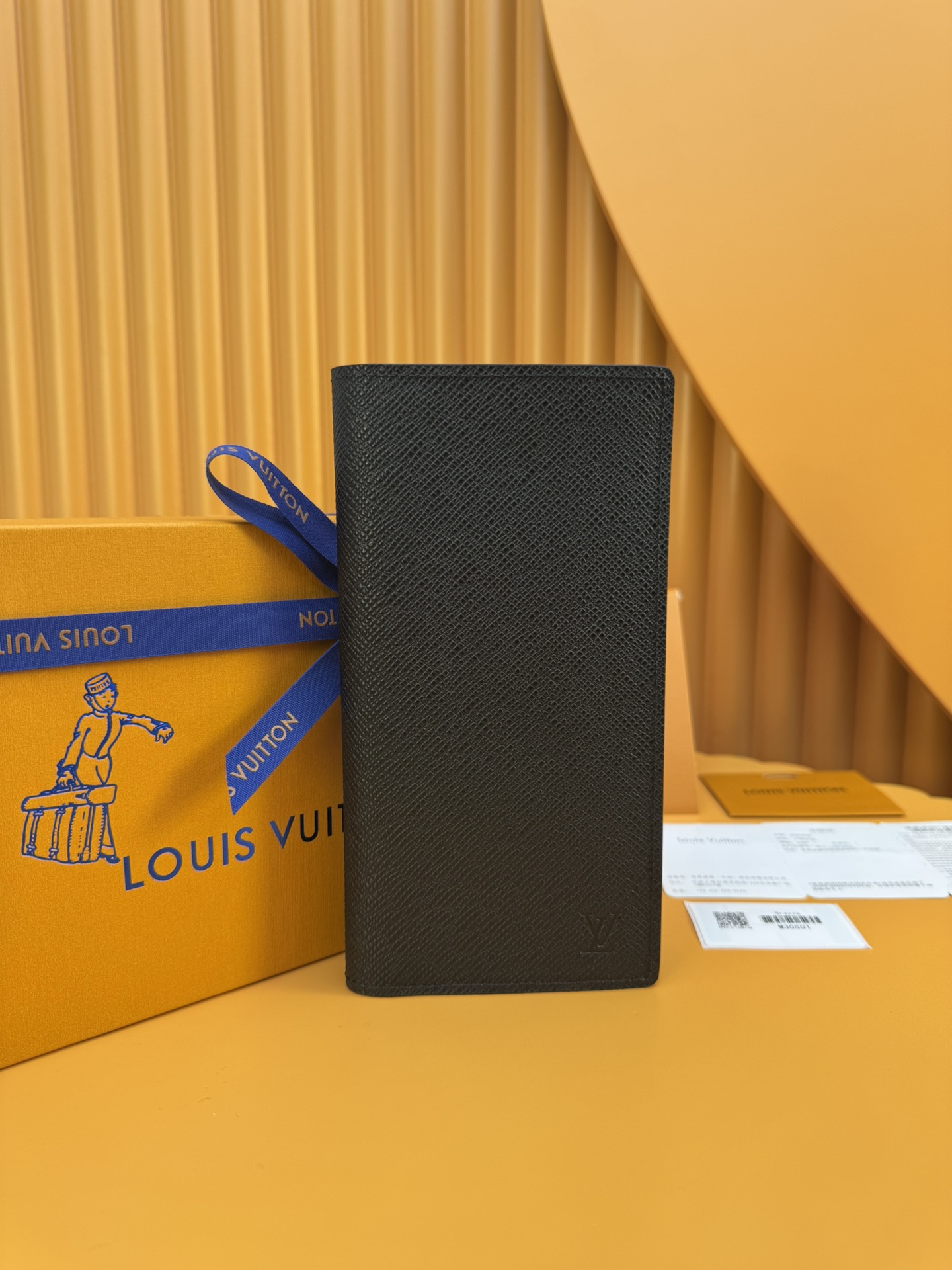 NO:673795,M30501 'Special Duty Free' [Official special edition·First class material·All steel hardware·French chip·Full set of packaging] Brazza series belongs to Taiga leather series, the first home men's series. Very practical, it has several pockets, gaps and partitions. 10x19x2cm, LV wallet, louis vuitton, wallets19860909M30501 《特級免稅》[官方专版·一級材料·全鋼五金·法国芯片·全套包裝］ Brazza系列属于Taiga皮革系列,首个家居男士系列.非常实用,它有几个口袋.缝隙和隔板.10x19x2cm,LV钱包,louis vuitton,wallets,欧美剧