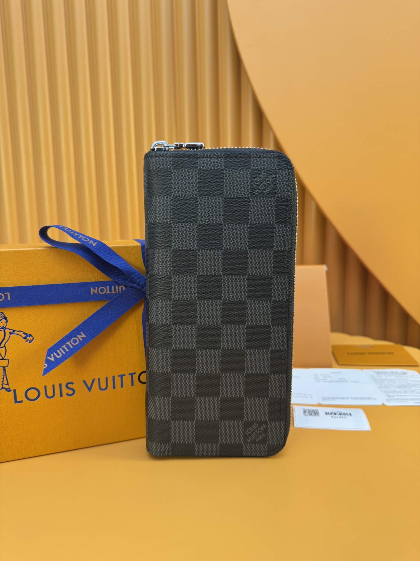 NO:674331,N63095 'Special Duty Free' [Official special edition·First-class material·All-steel hardware·Dynamic chip·Full set of packaging] This Louis Vuitton Zippy vertical zipper wallet is made of canvas, fashionable and practical, ideal for storing and carrying credit cards and cash. The sturdy wrap-around zipper structure is equipped with multiple credit card slots, a zippered coin pocket and several compartments for bills and banknotes. 10.0x20.0x2.0cm, LV wallet, louis vuitton,louis vuitton,wallets19860909N63095 《特級免稅》[官方专版·一級材料·全鋼五金· 动态芯片·全套包裝］此款路易威登Zippy竖款拉链钱夹,帆布裁制而成,时尚而实用,存放携带信用卡与现金的理想之选.牢靠的环绕式拉链构造,配有多个信用卡插槽、一个拉链硬币袋以及数个票据与纸币隔层.10.0x20.0x2.0cm,LV钱包,louis vuitton,louis vuitton,wallets,欧美剧