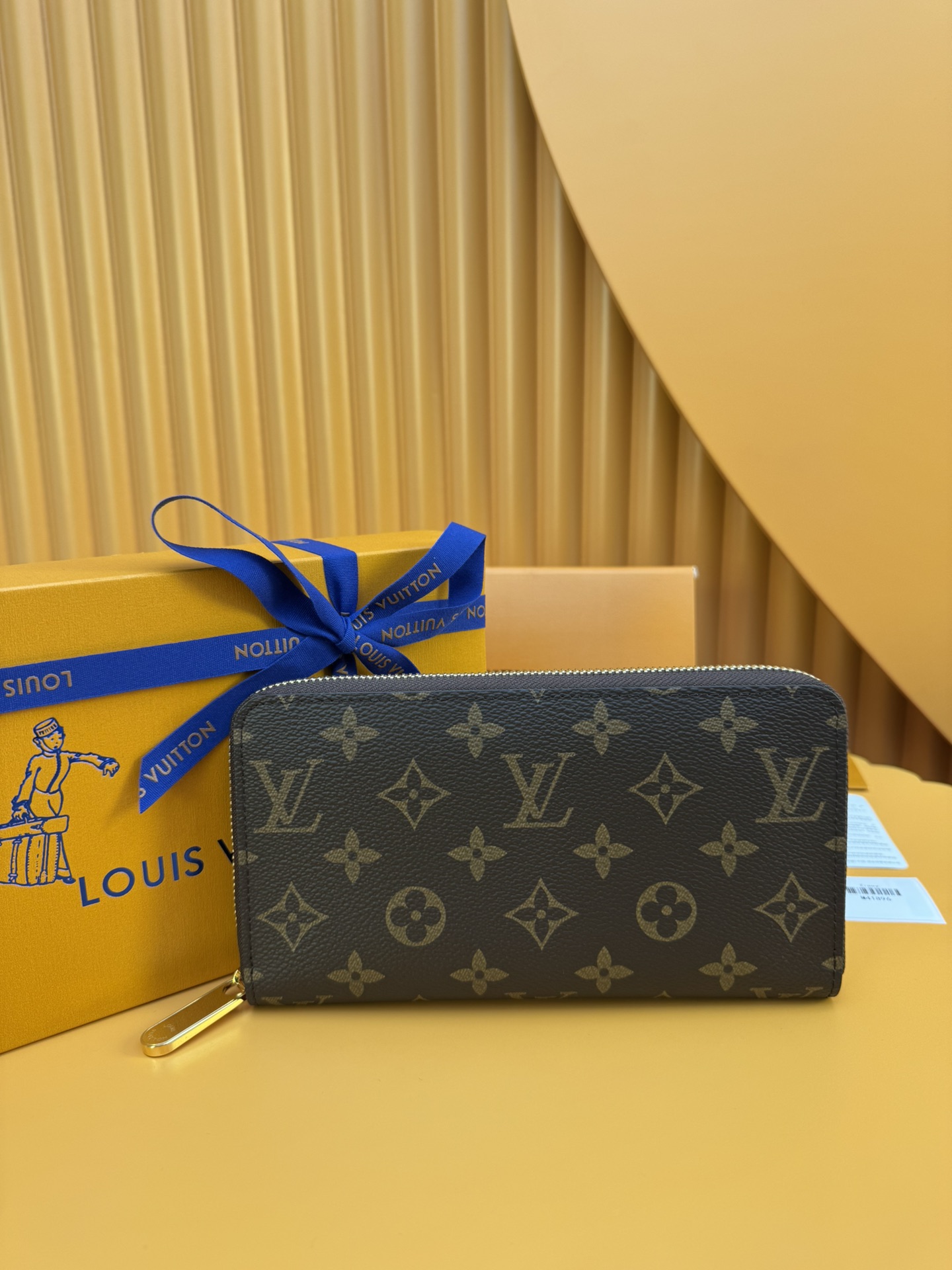 NO:673366,M41896 'Special Duty Free' [Official special edition·First-class material·All-steel hardware·Anti-counterfeiting chip·Full set of packaging] As one of Louis Vuitton's representative works, this Zippy zipper wallet is made of Monogram canvas. It is practical and includes a spacious compartment. layers, a zippered coin pocket and multiple credit card slots. Named for its secure wraparound zipper, the wallet is lined with grained leather. Fully functional, it can also be used as a clutch. 19.5x10.5x2.5cm, LV wallet, louis vuitton,louis vuitton,wallets,handbag19860909M41896 《特級免稅》[官方专版·一級材料·全鋼五金·防偽芯片·全套包裝］作为路易威登代表性作品之一,此款Zippy拉链钱夹由Monogram帆布制成,具有实用性,包含宽敞隔层、一个拉链硬币袋和多个信用卡槽.该钱夹因其牢靠的环绕式拉链而得名,配有粒面皮革内衬.功能齐全,亦可用作手拿包.19.5x10.5x2.5cm,LV钱包,louis vuitton,louis vuitton,wallets,handbag,欧美剧