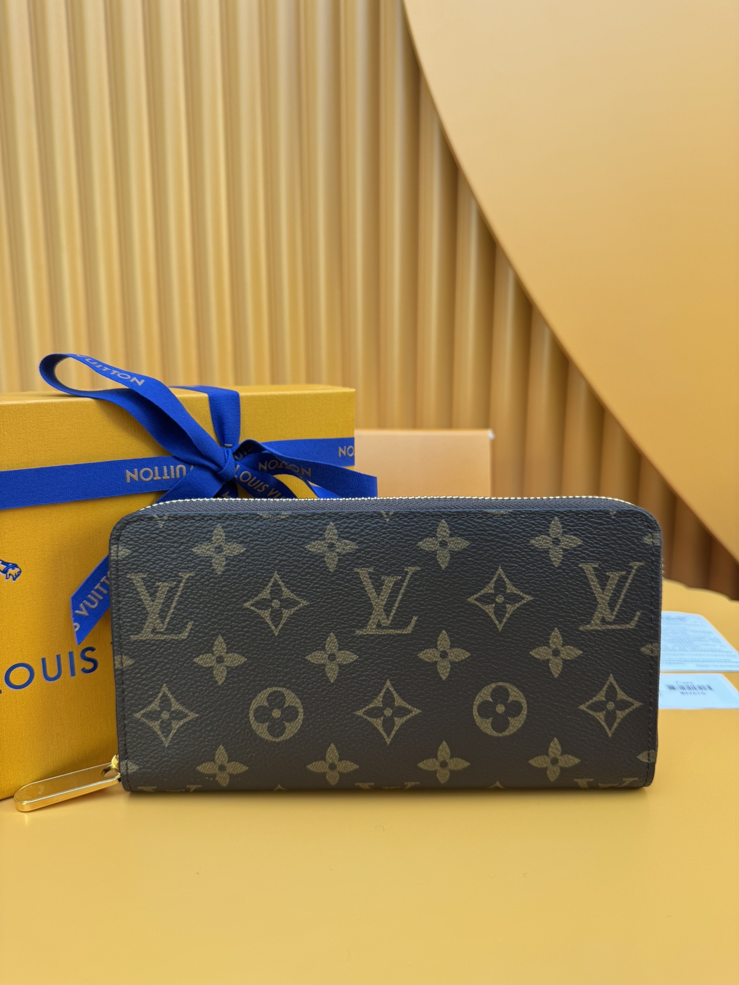 NO:673342,M42616 'Special Duty Free' [Official special edition·First-class material·All-steel hardware·Anti-counterfeiting chip·Full set of packaging] As one of Louis Vuitton's representative works, this Zippy zipper wallet is made of Monogram canvas. It is practical and includes a spacious compartment. layers, a zippered coin pocket and multiple credit card slots. Named for its secure wraparound zipper, the wallet is lined with grained leather. Fully functional, it can also be used as a clutch. 19.5x10.5x2.5cm, LV wallet, louis vuitton,louis vuitton,wallets,handbag19860909M42616 《特級免稅》[官方专版·一級材料·全鋼五金·防偽芯片·全套包裝］作为路易威登代表性作品之一,此款Zippy拉链钱夹由Monogram帆布制成,具有实用性,包含宽敞隔层、一个拉链硬币袋和多个信用卡槽.该钱夹因其牢靠的环绕式拉链而得名,配有粒面皮革内衬.功能齐全,亦可用作手拿包.19.5x10.5x2.5cm,LV钱包,louis vuitton,louis vuitton,wallets,handbag,欧美剧